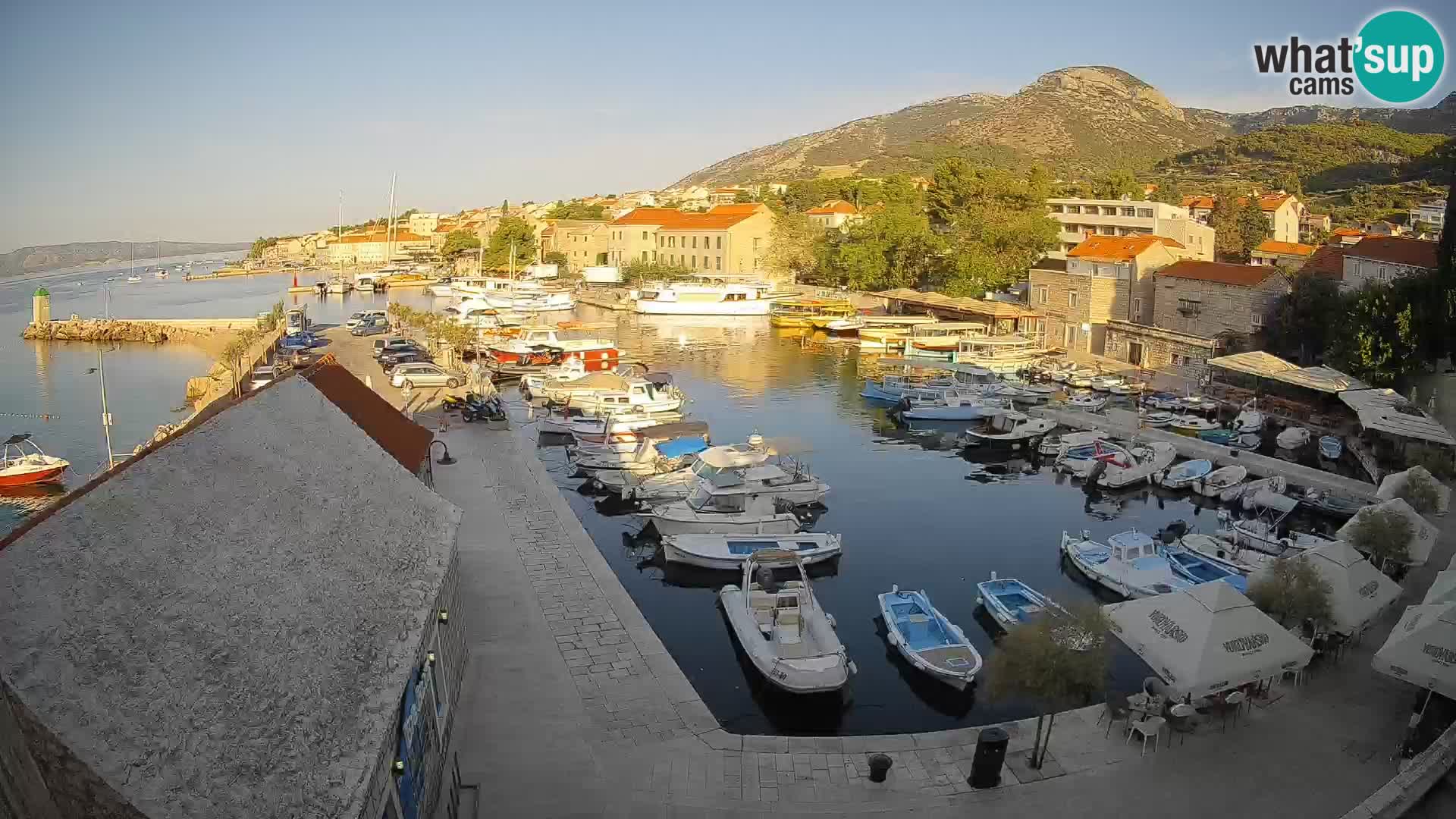 Web kamera Bol Riva – Pogled uživo na luku i marinu