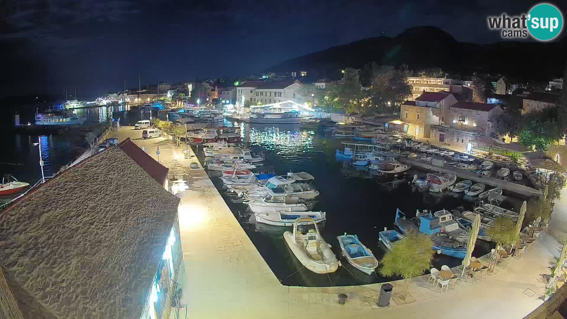 Web kamera Bol Riva – Pogled uživo na luku i marinu