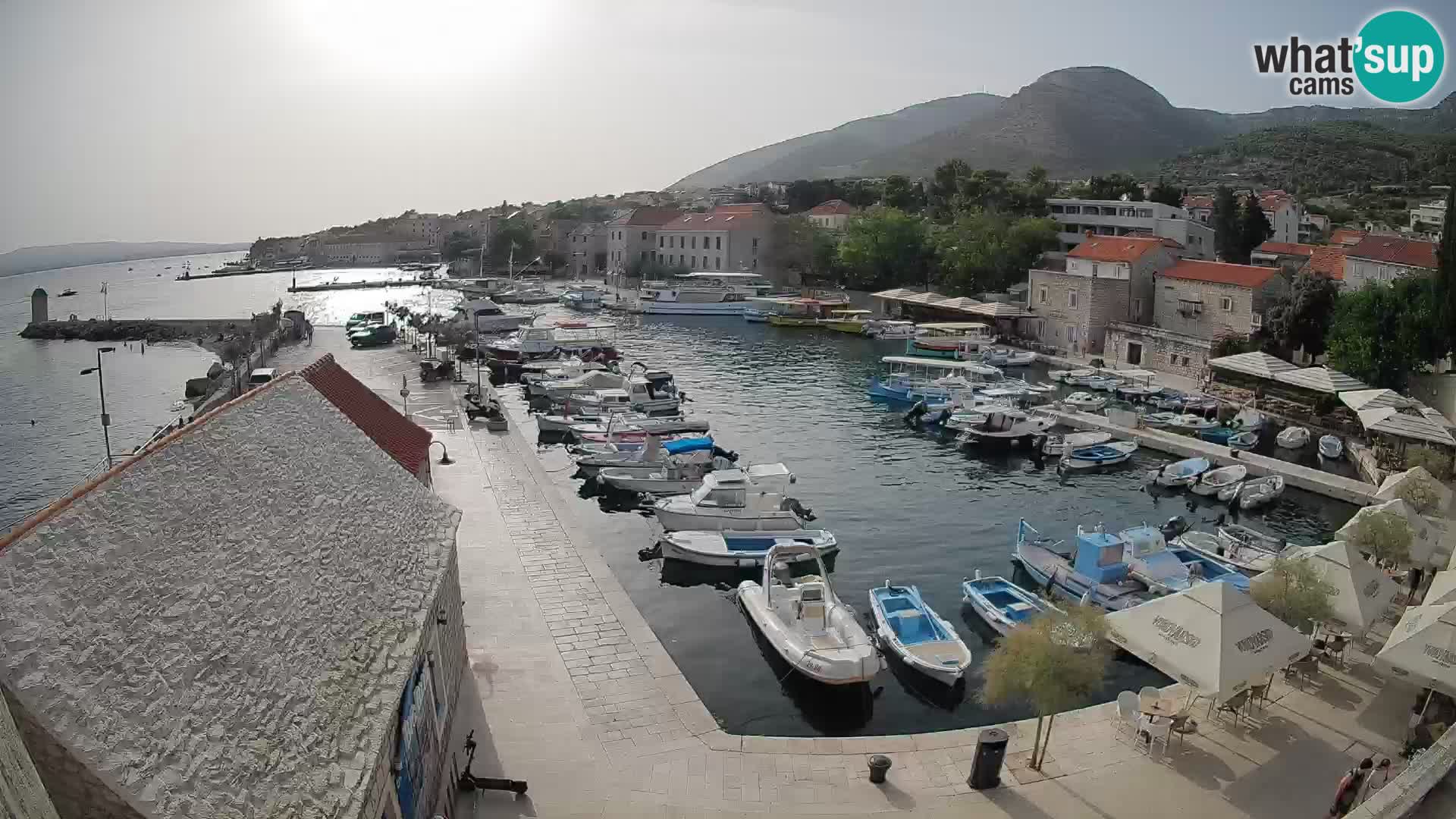 Web kamera Bol Riva – Pogled uživo na luku i marinu