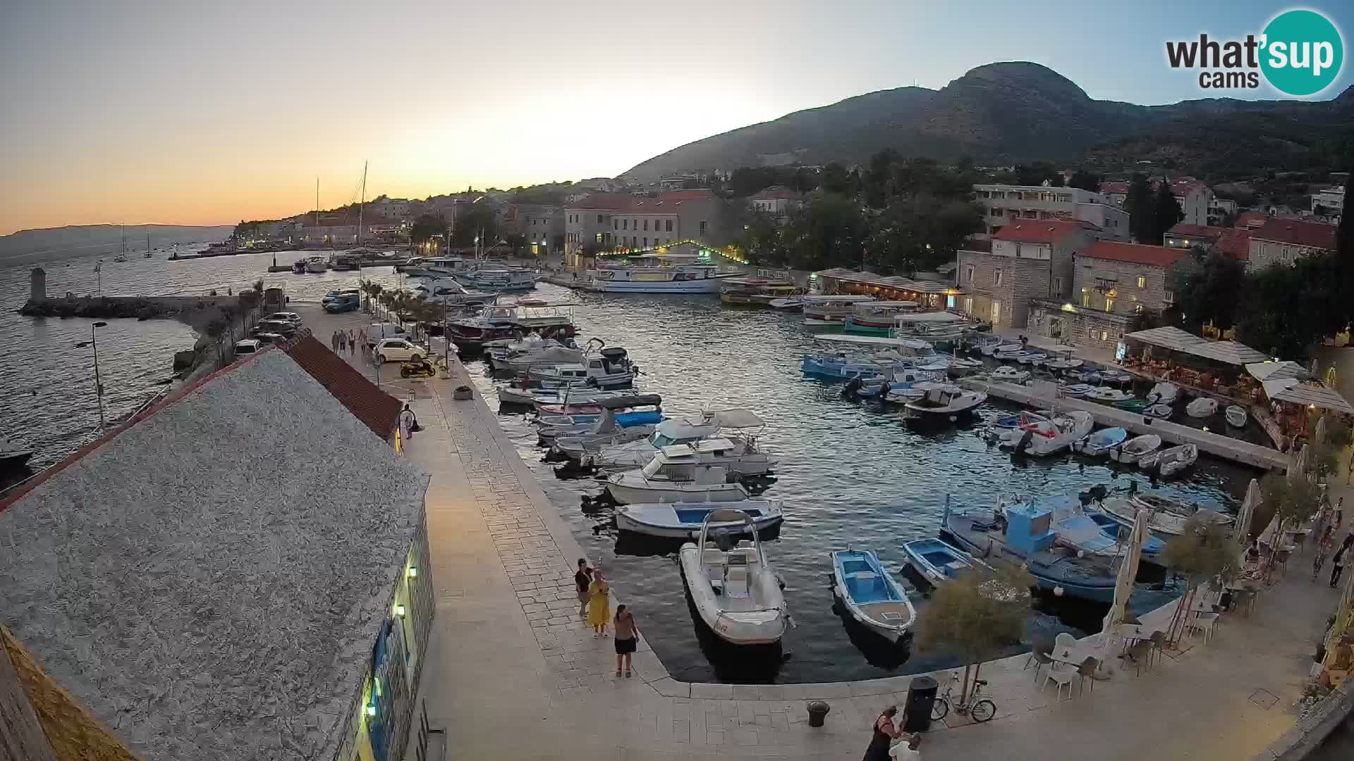 Spletna kamera Bol pristanišče – Pogled v živo na Rivo in marino