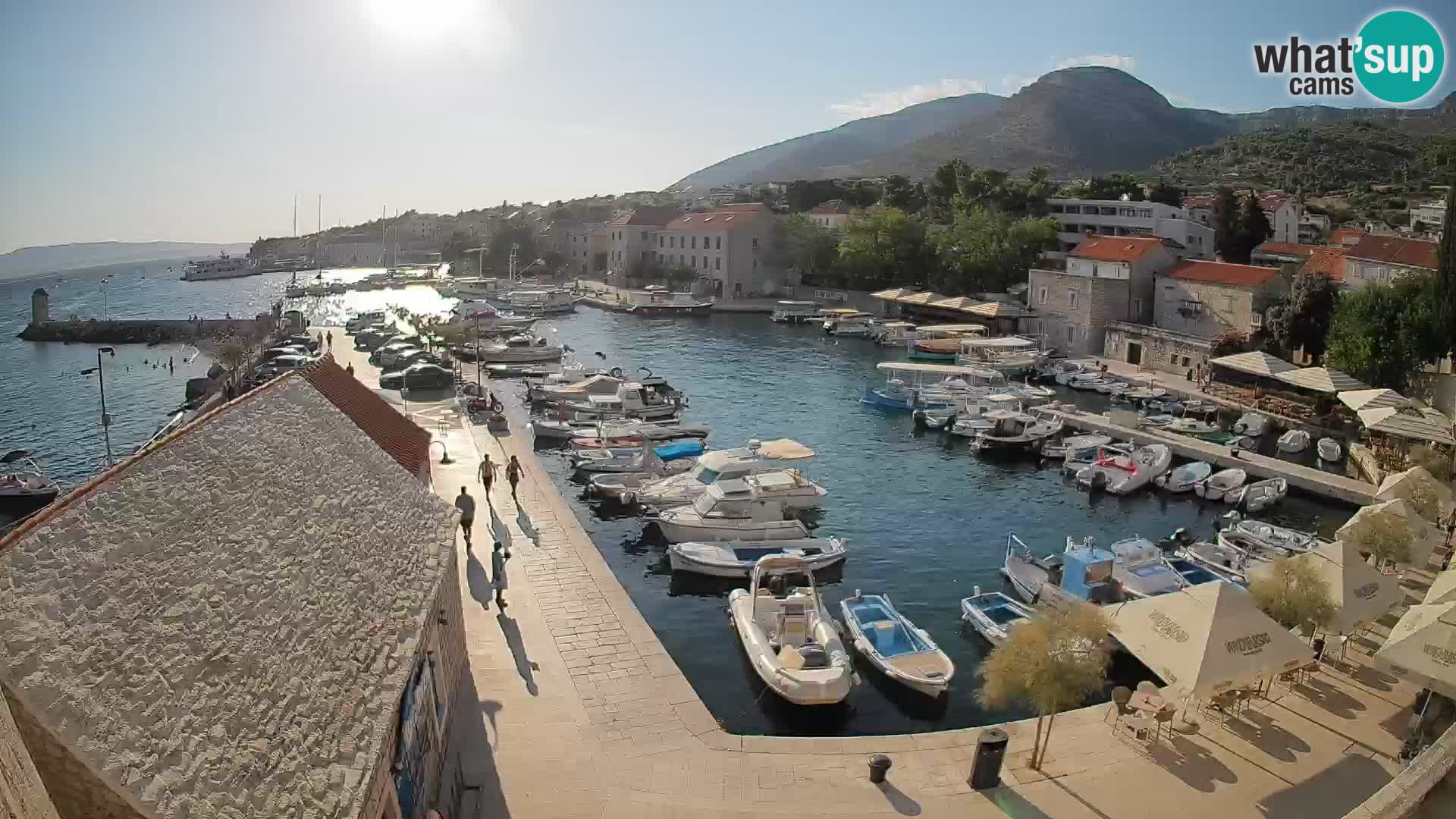 Web kamera Bol Riva – Pogled uživo na luku i marinu
