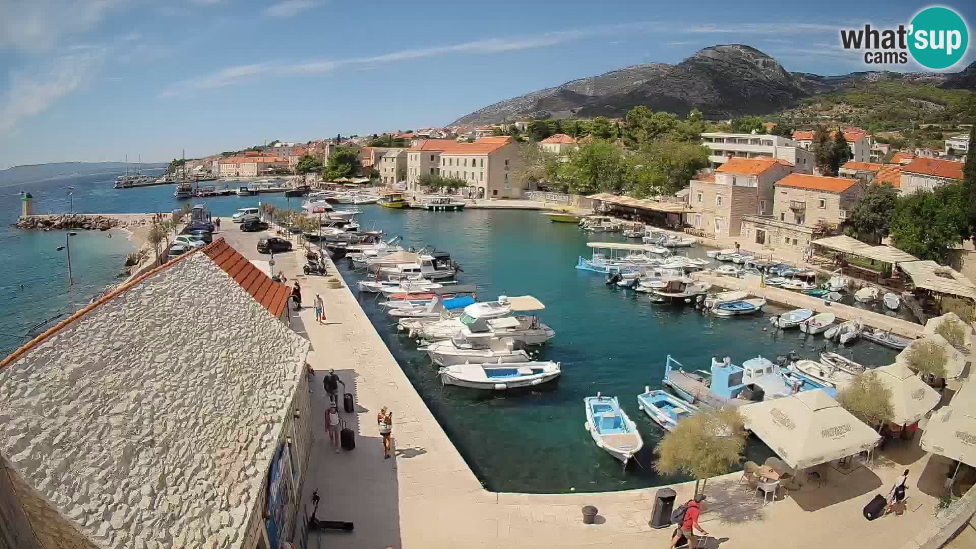Spletna kamera Bol pristanišče – Pogled v živo na Rivo in marino