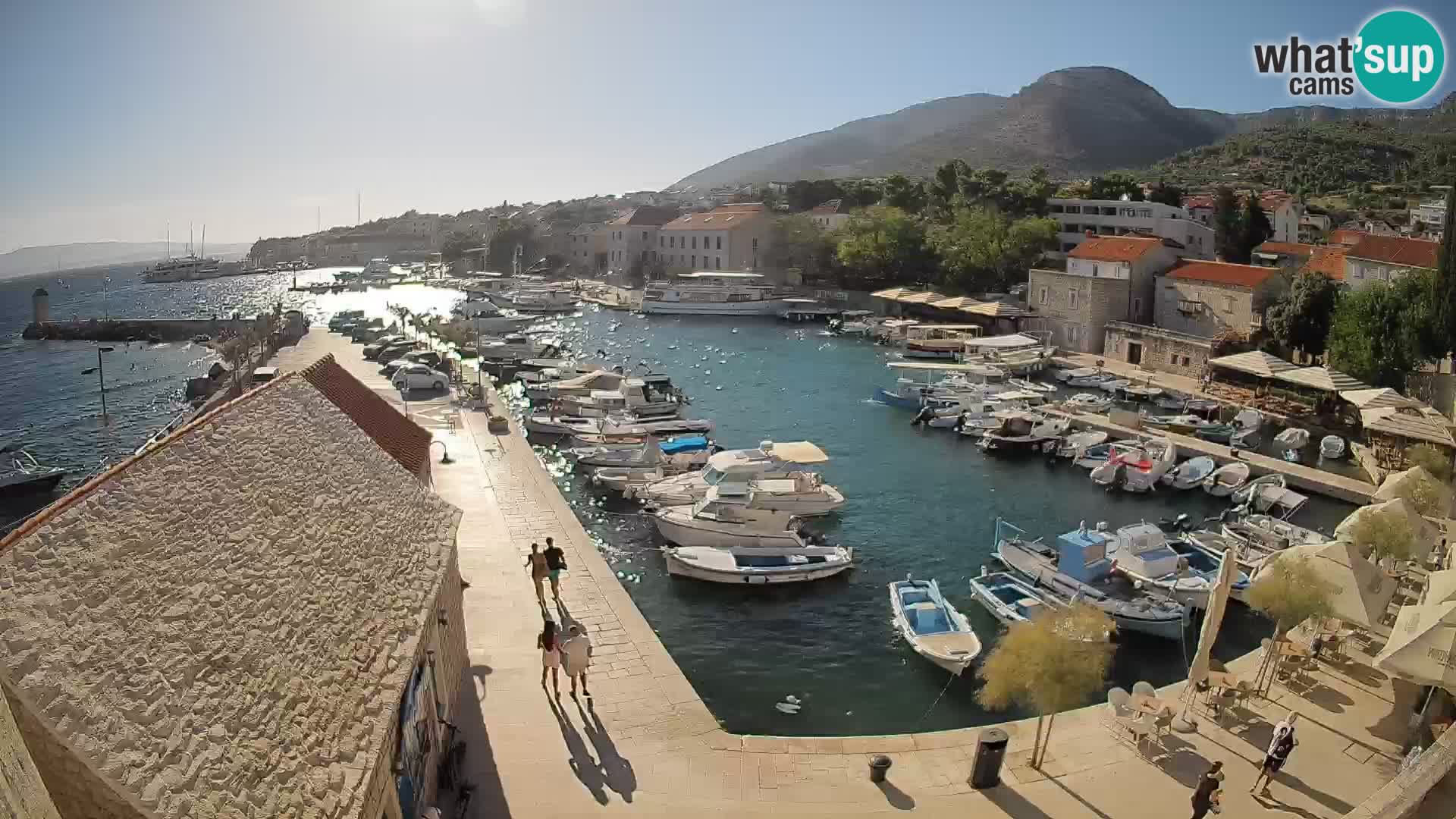Web kamera Bol Riva – Pogled uživo na luku i marinu