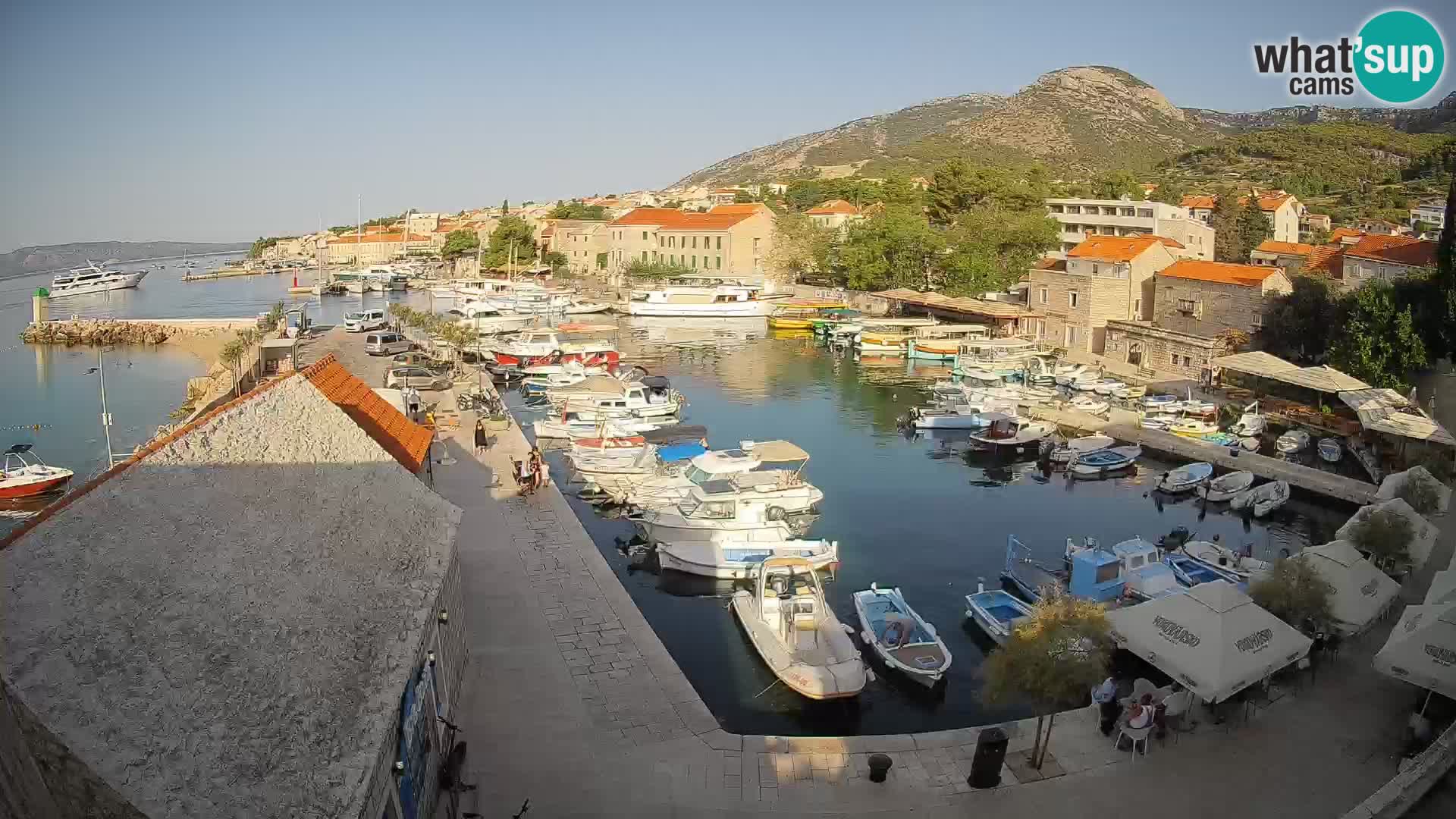 Spletna kamera Bol pristanišče – Pogled v živo na Rivo in marino
