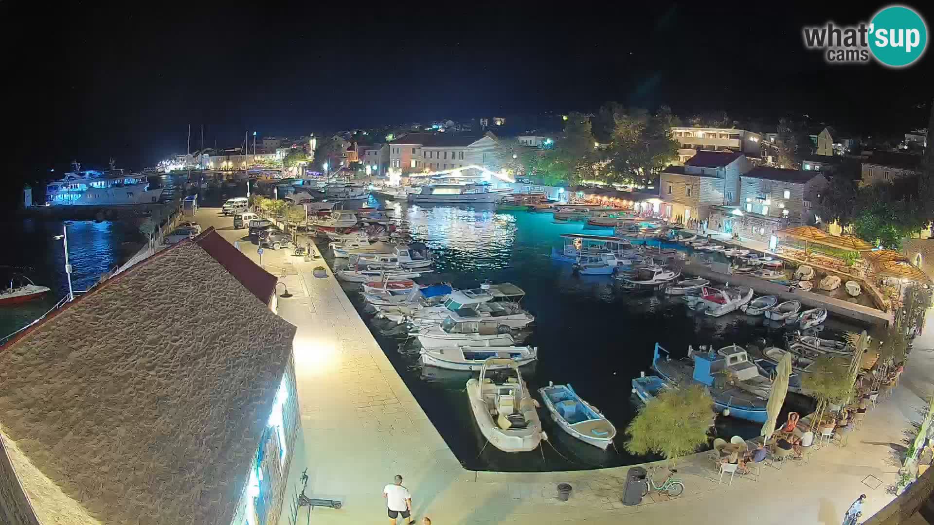 Spletna kamera Bol pristanišče – Pogled v živo na Rivo in marino