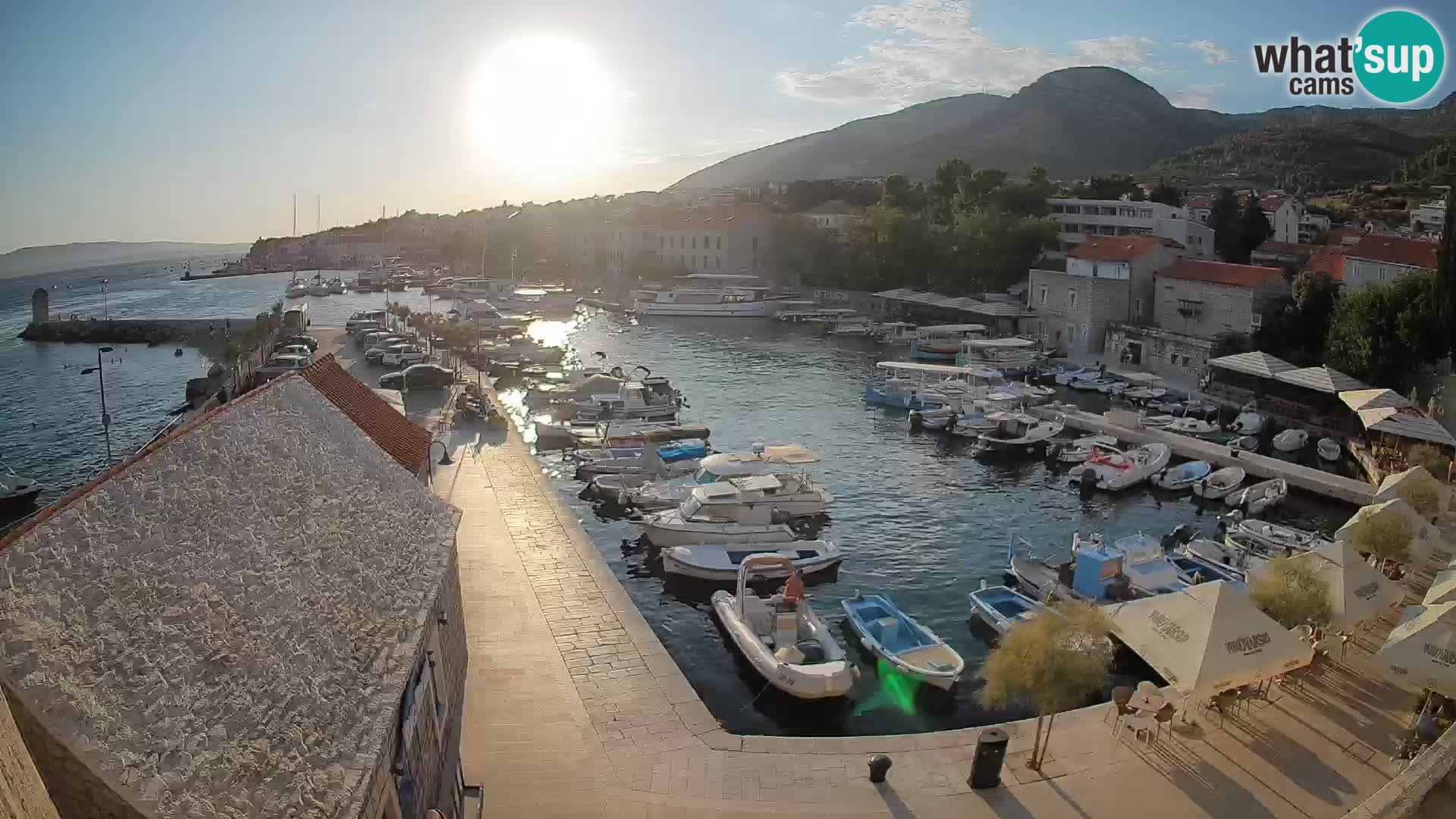 Web kamera Bol Riva – Pogled uživo na luku i marinu
