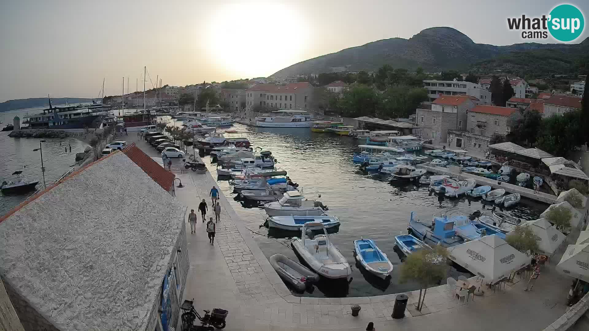 Spletna kamera Bol pristanišče – Pogled v živo na Rivo in marino