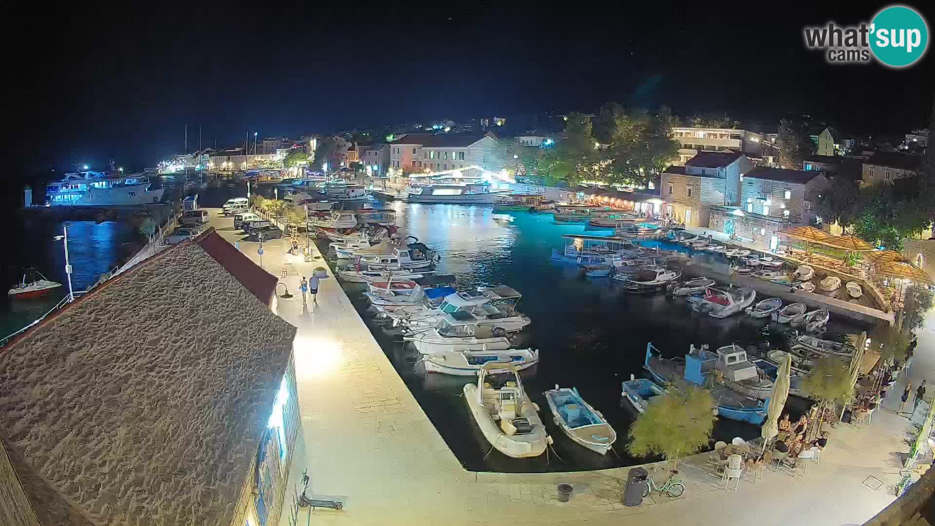 Web kamera Bol Riva – Pogled uživo na luku i marinu
