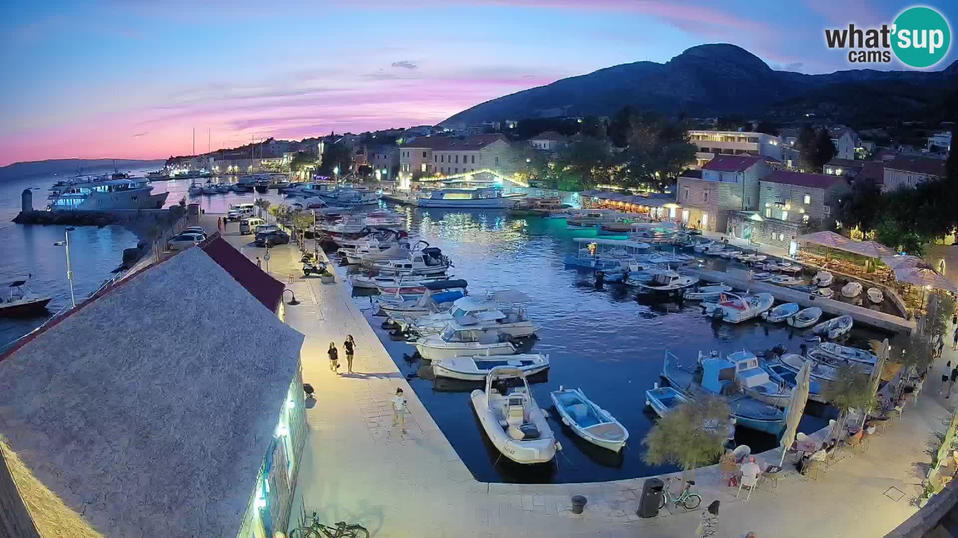 Web kamera Bol Riva – Pogled uživo na luku i marinu