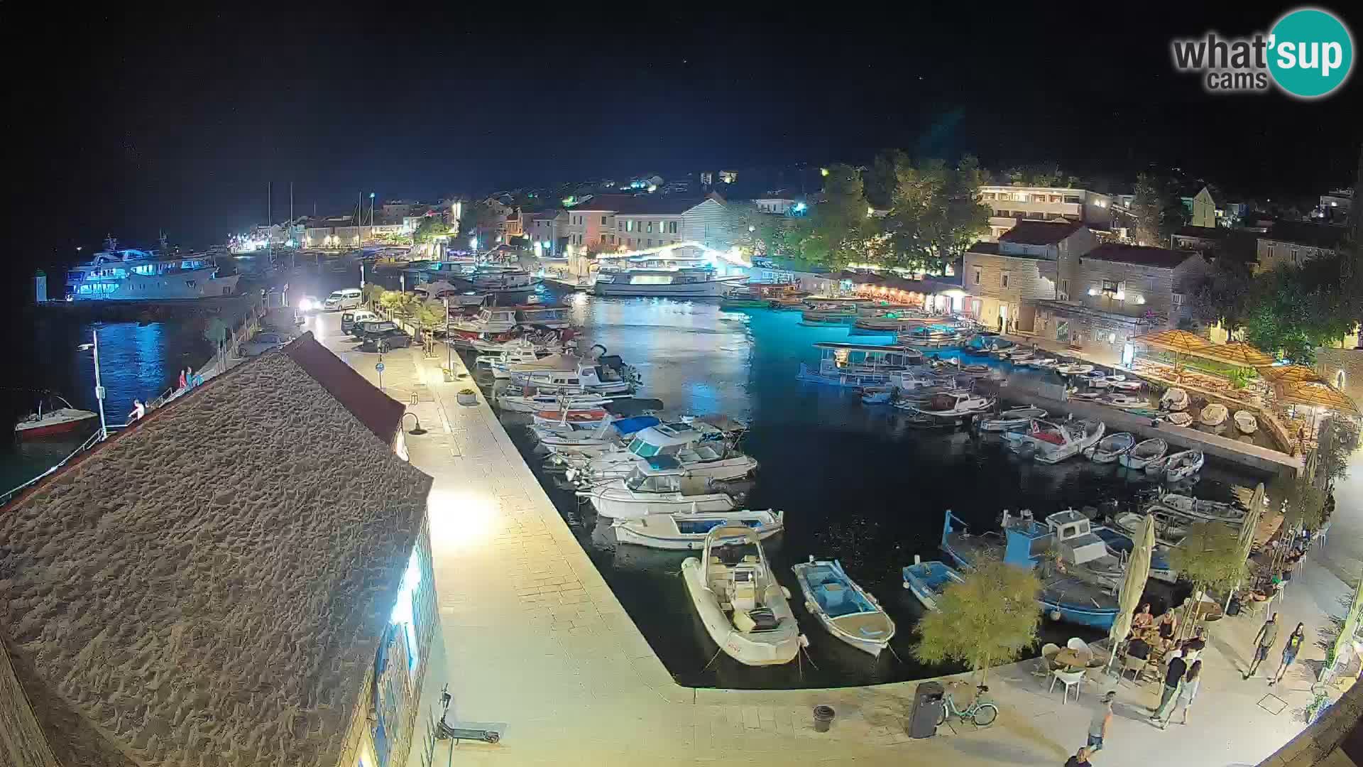 Spletna kamera Bol pristanišče – Pogled v živo na Rivo in marino