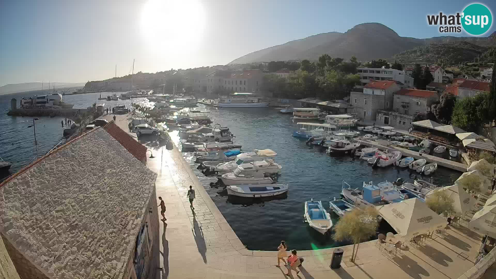 Spletna kamera Bol pristanišče – Pogled v živo na Rivo in marino