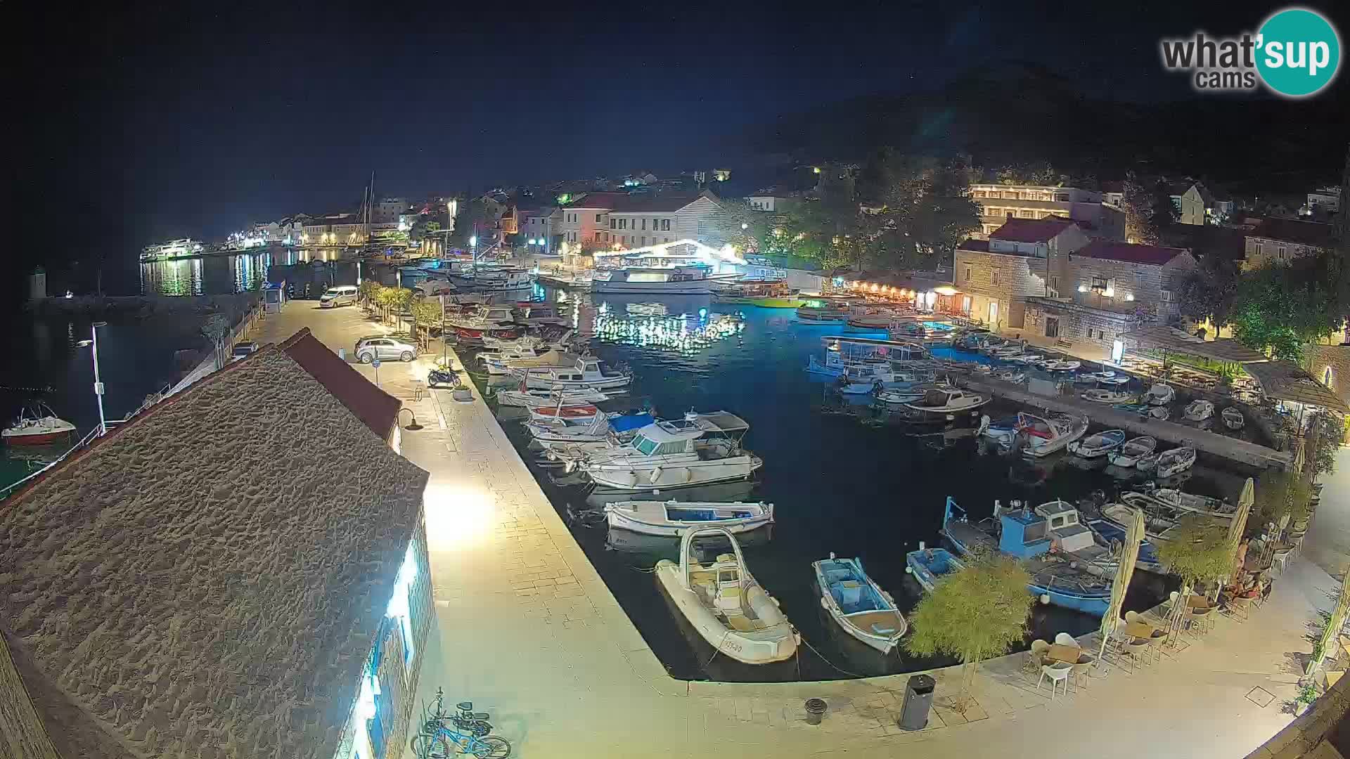 Spletna kamera Bol pristanišče – Pogled v živo na Rivo in marino