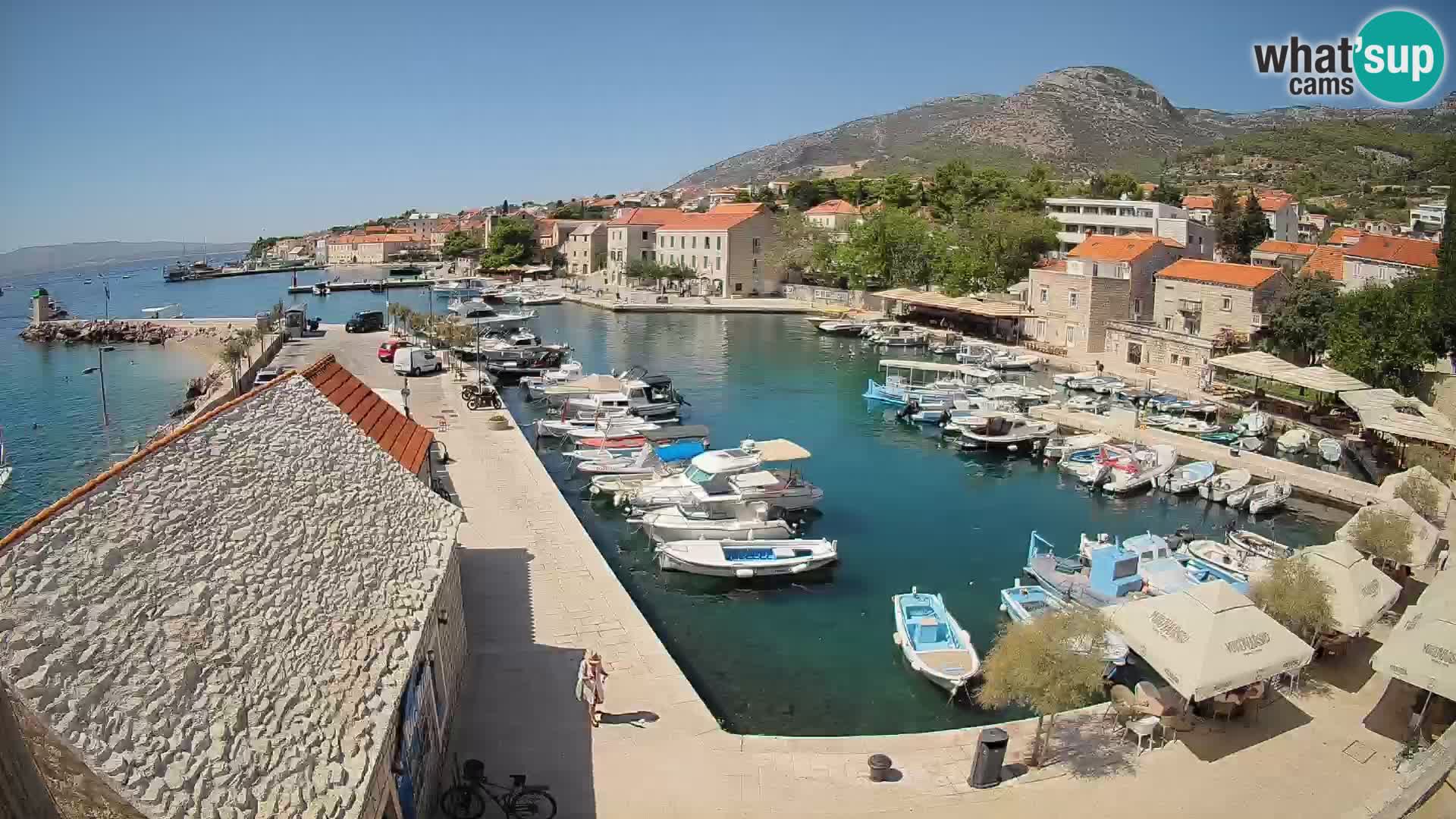 Web kamera Bol Riva – Pogled uživo na luku i marinu