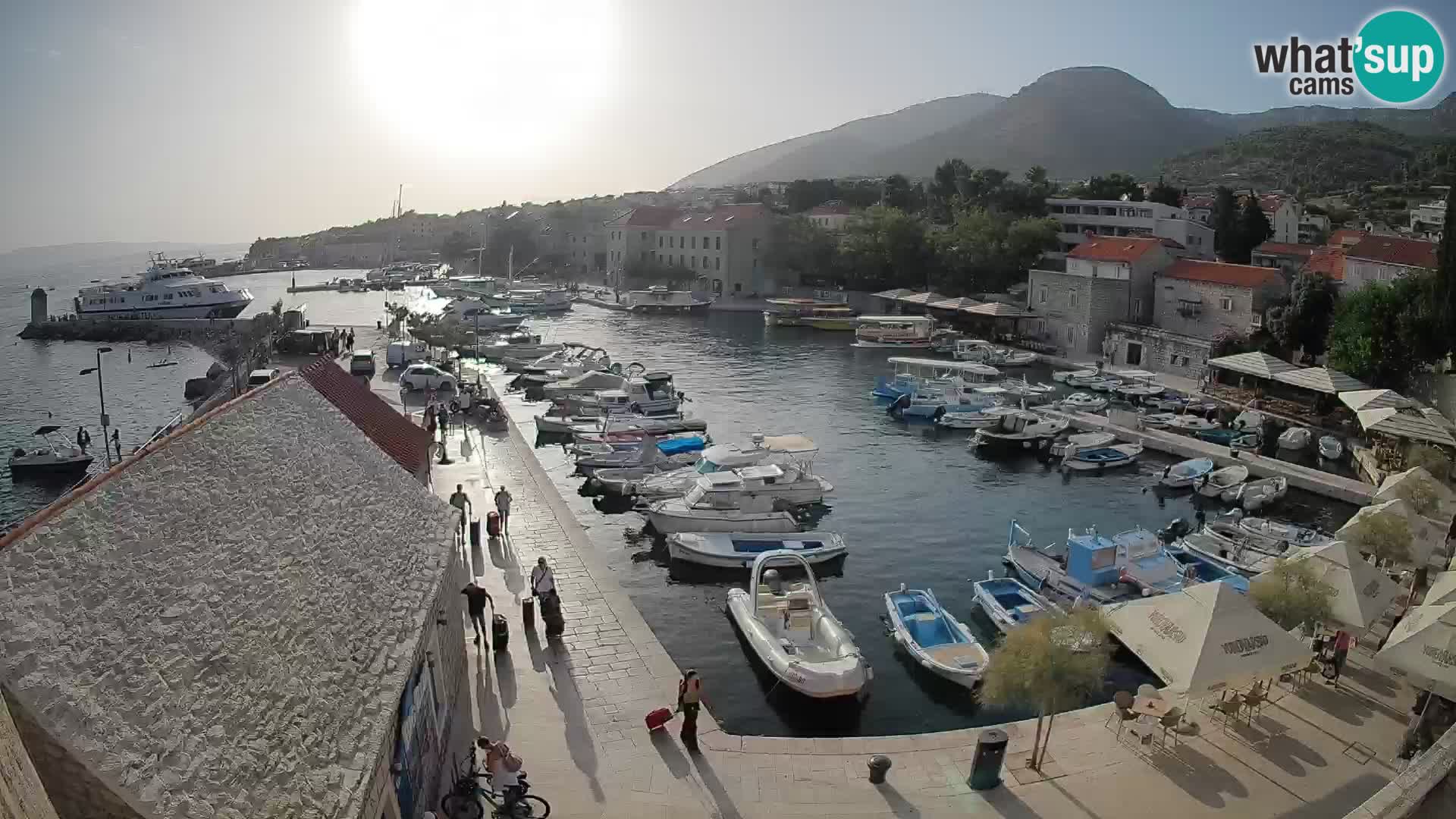 Spletna kamera Bol pristanišče – Pogled v živo na Rivo in marino
