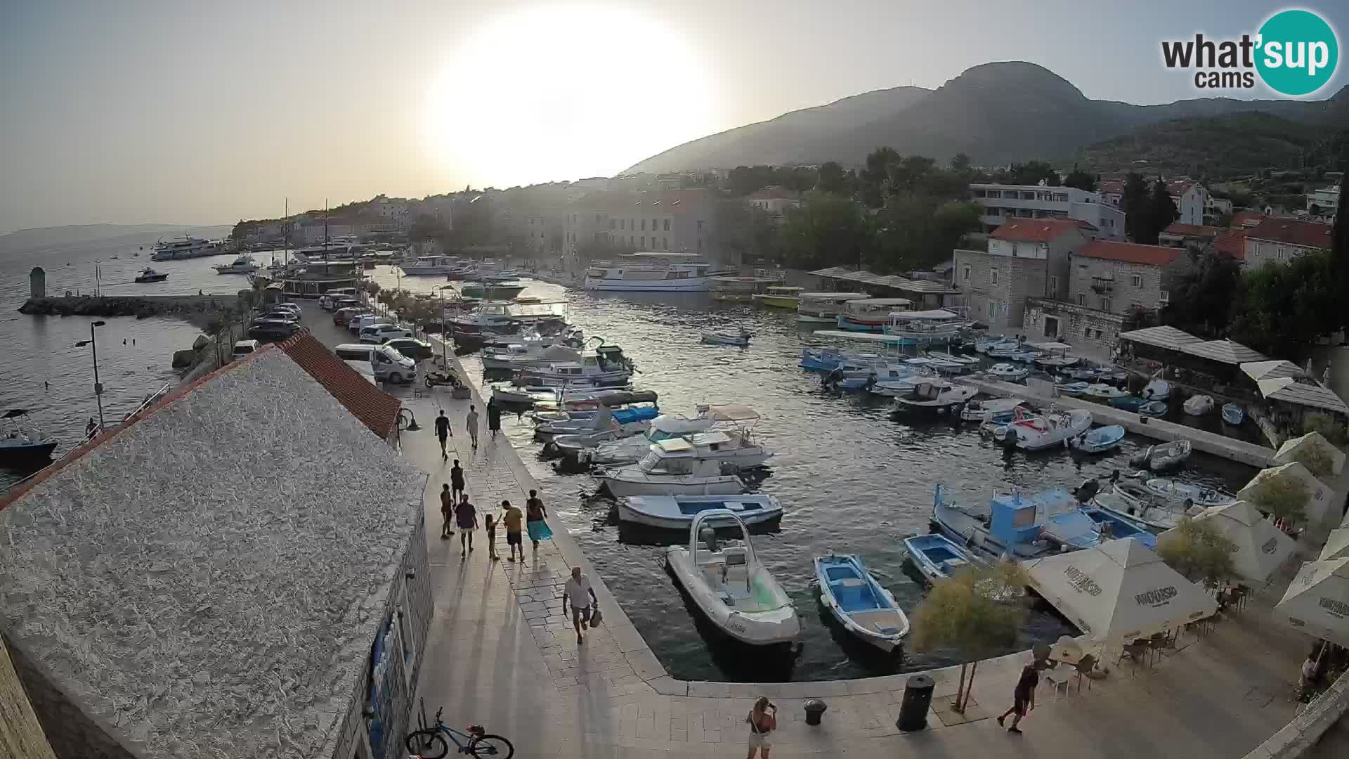 Spletna kamera Bol pristanišče – Pogled v živo na Rivo in marino