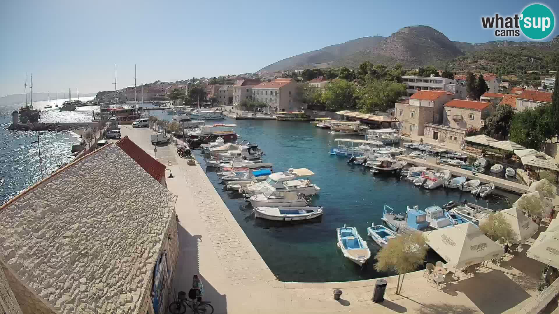 Spletna kamera Bol pristanišče – Pogled v živo na Rivo in marino