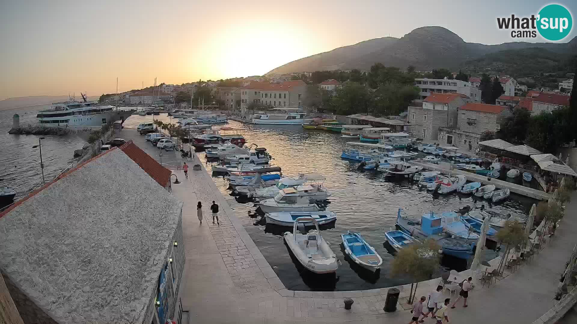Web kamera Bol Riva – Pogled uživo na luku i marinu