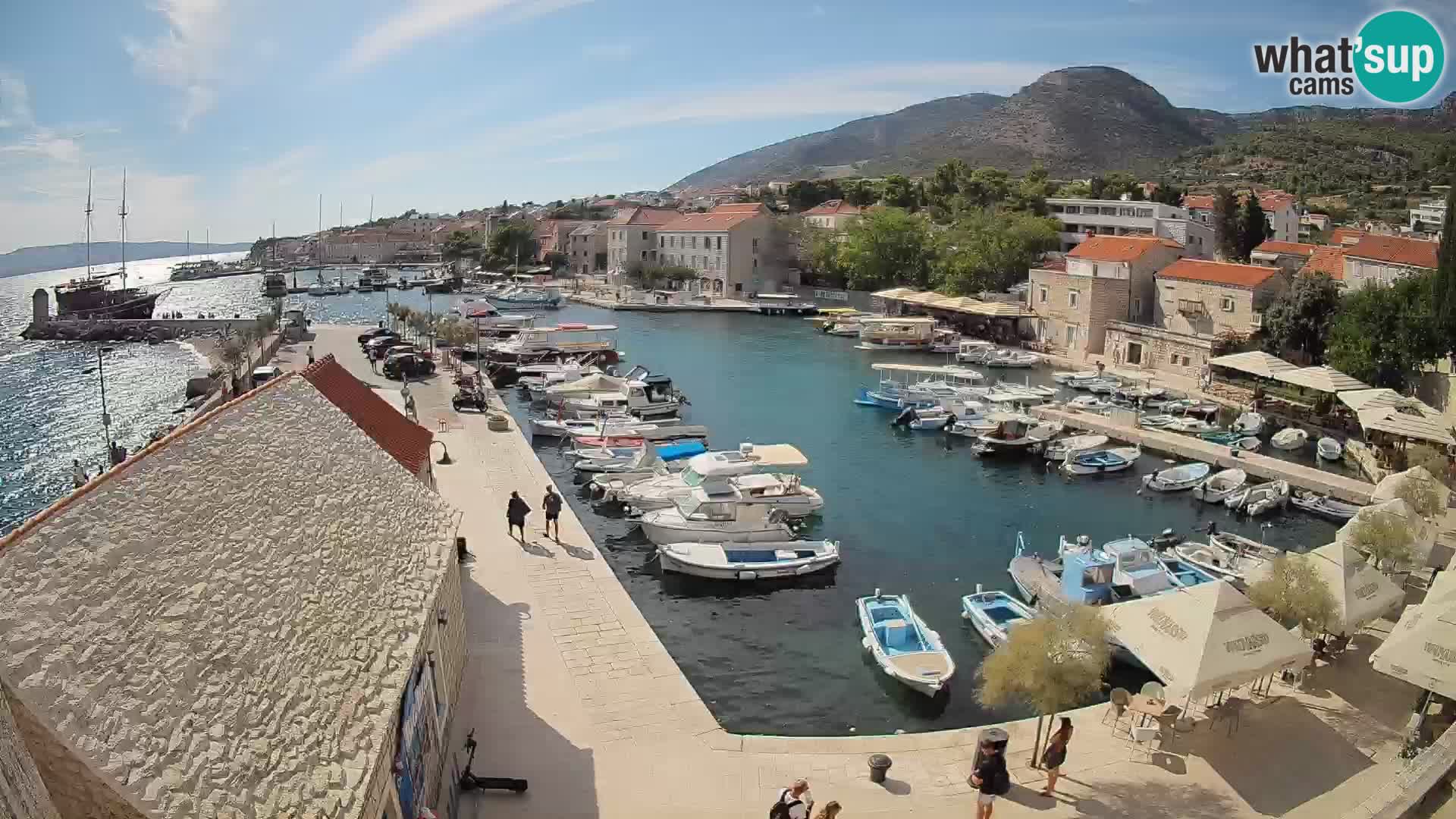 Spletna kamera Bol pristanišče – Pogled v živo na Rivo in marino