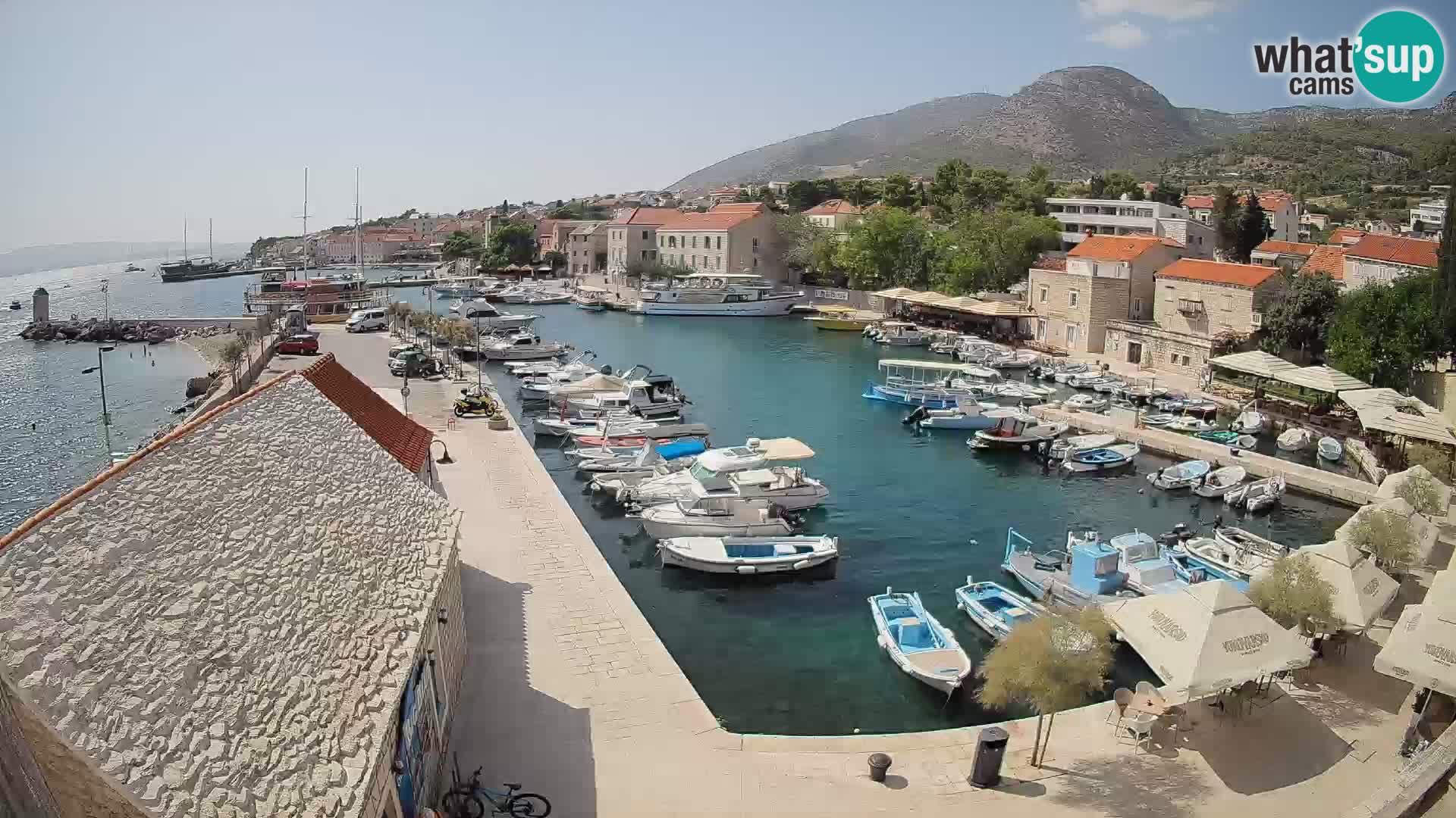 Spletna kamera Bol pristanišče – Pogled v živo na Rivo in marino