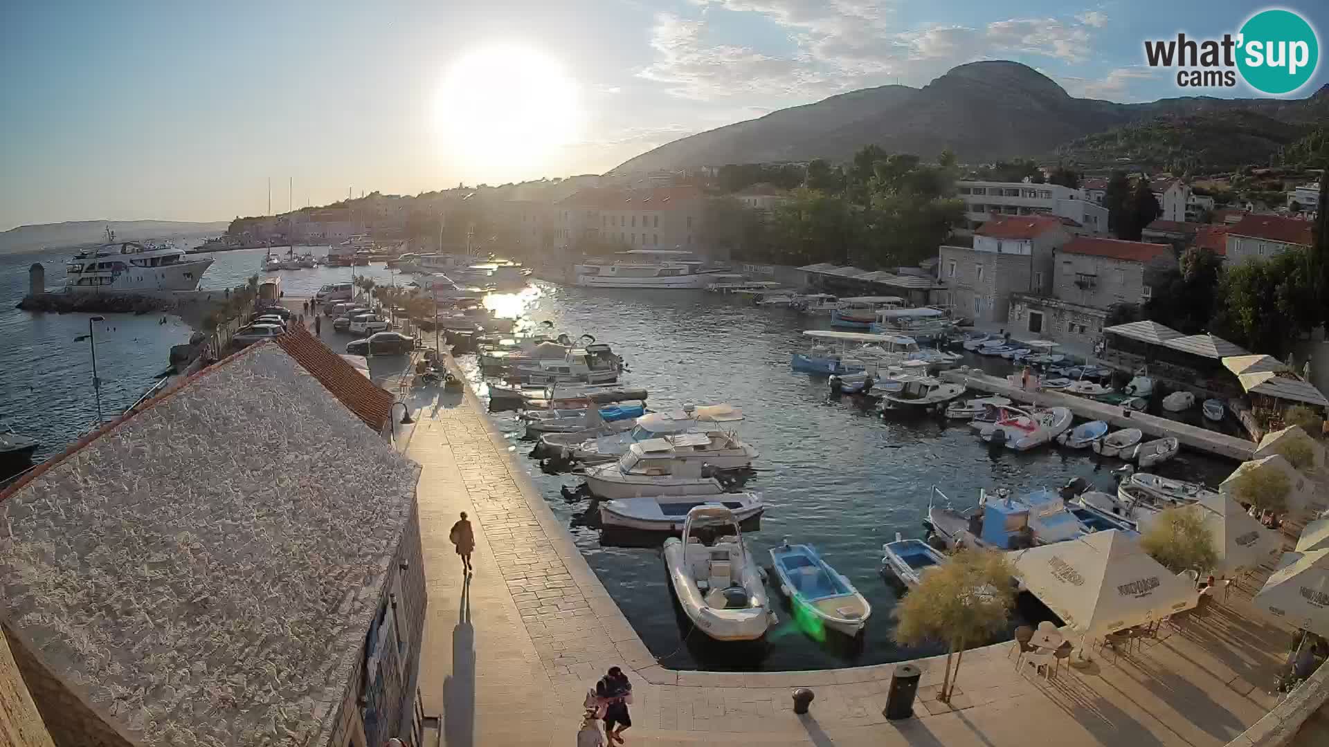 Web kamera Bol Riva – Pogled uživo na luku i marinu