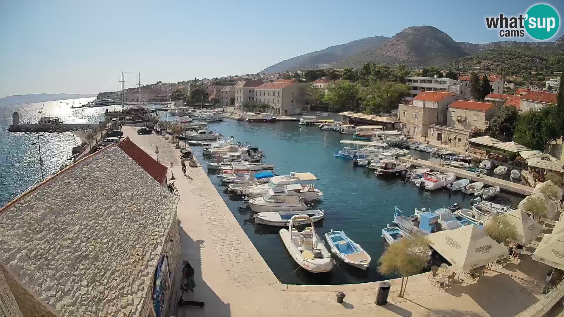 Spletna kamera Bol pristanišče – Pogled v živo na Rivo in marino