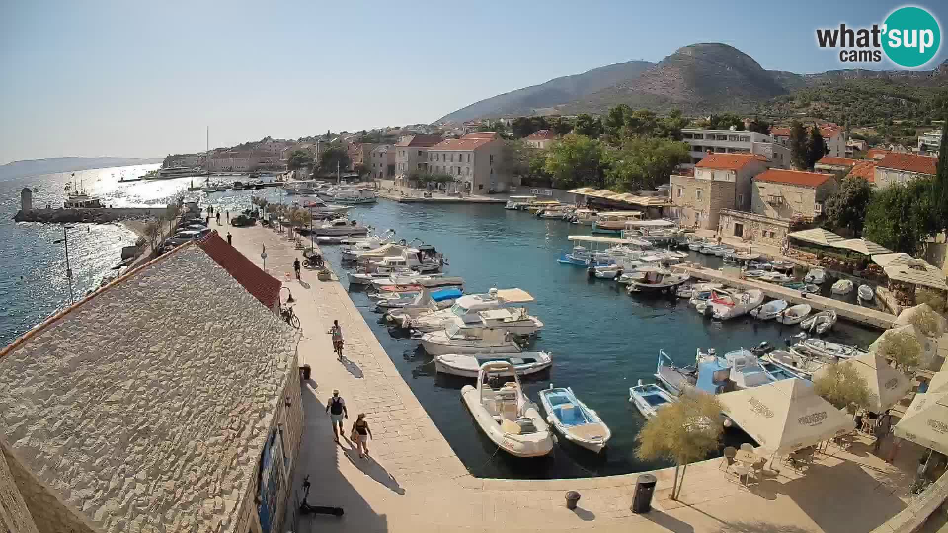 Web kamera Bol Riva – Pogled uživo na luku i marinu