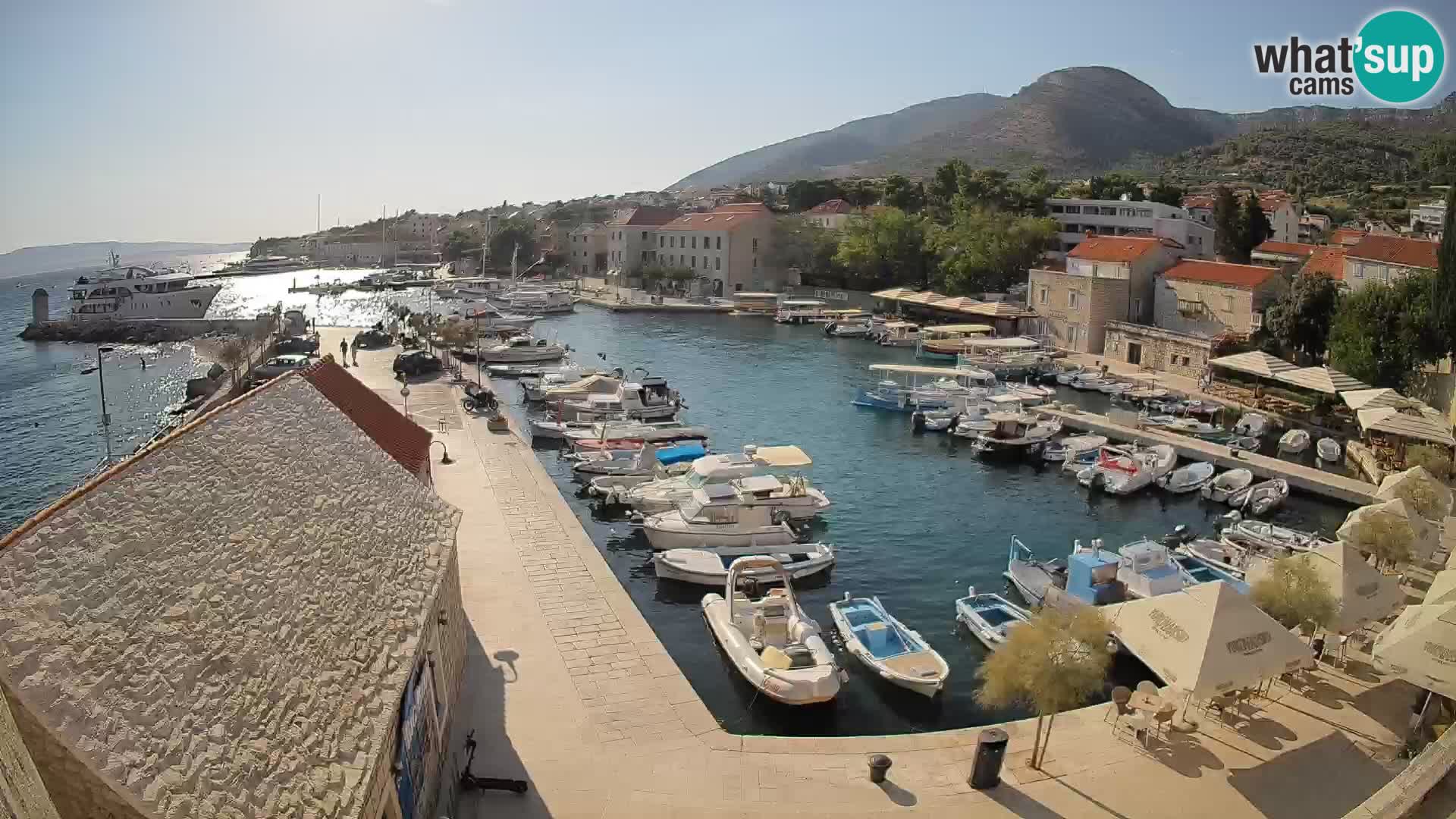 Spletna kamera Bol pristanišče – Pogled v živo na Rivo in marino