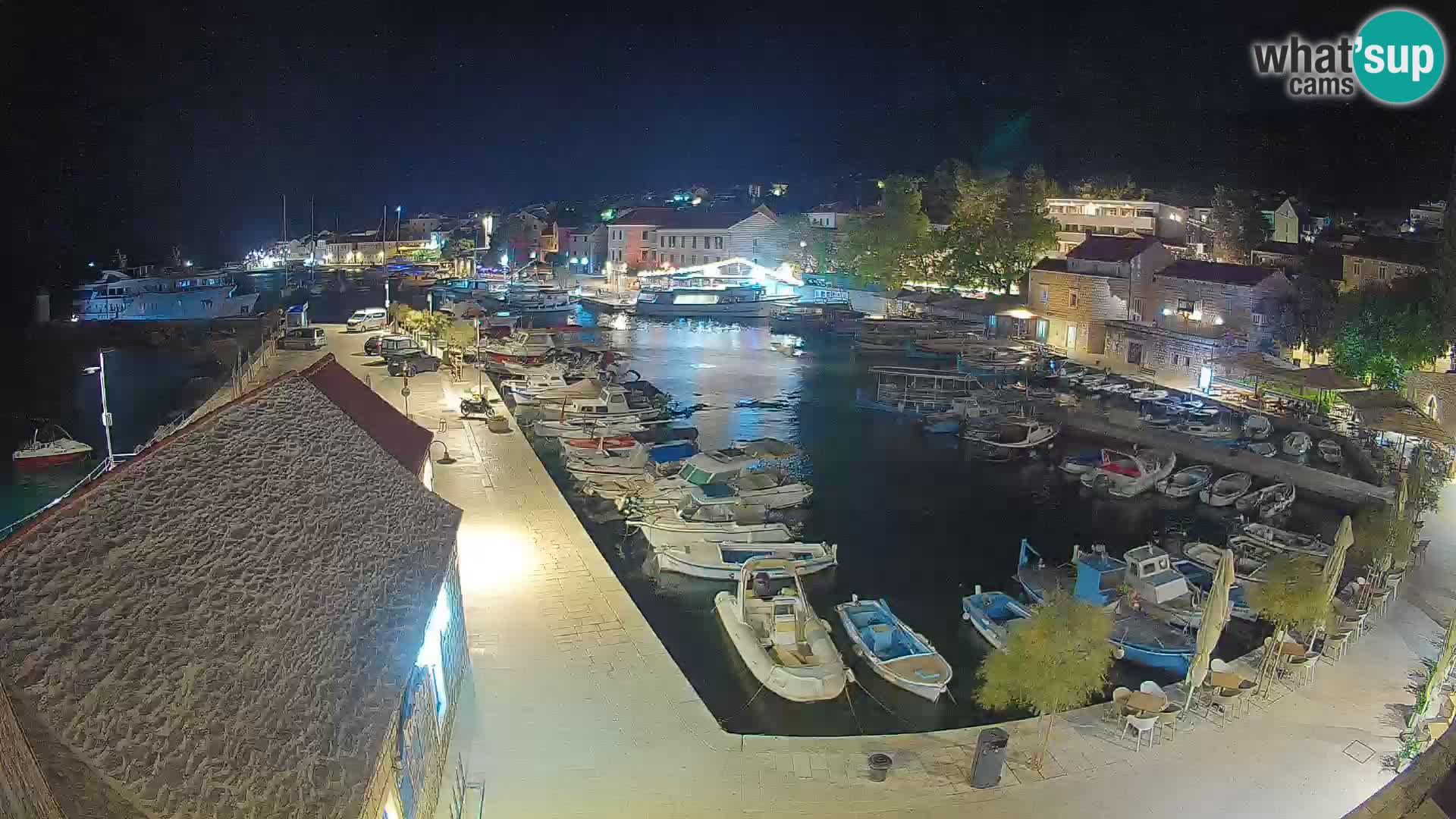 Spletna kamera Bol pristanišče – Pogled v živo na Rivo in marino