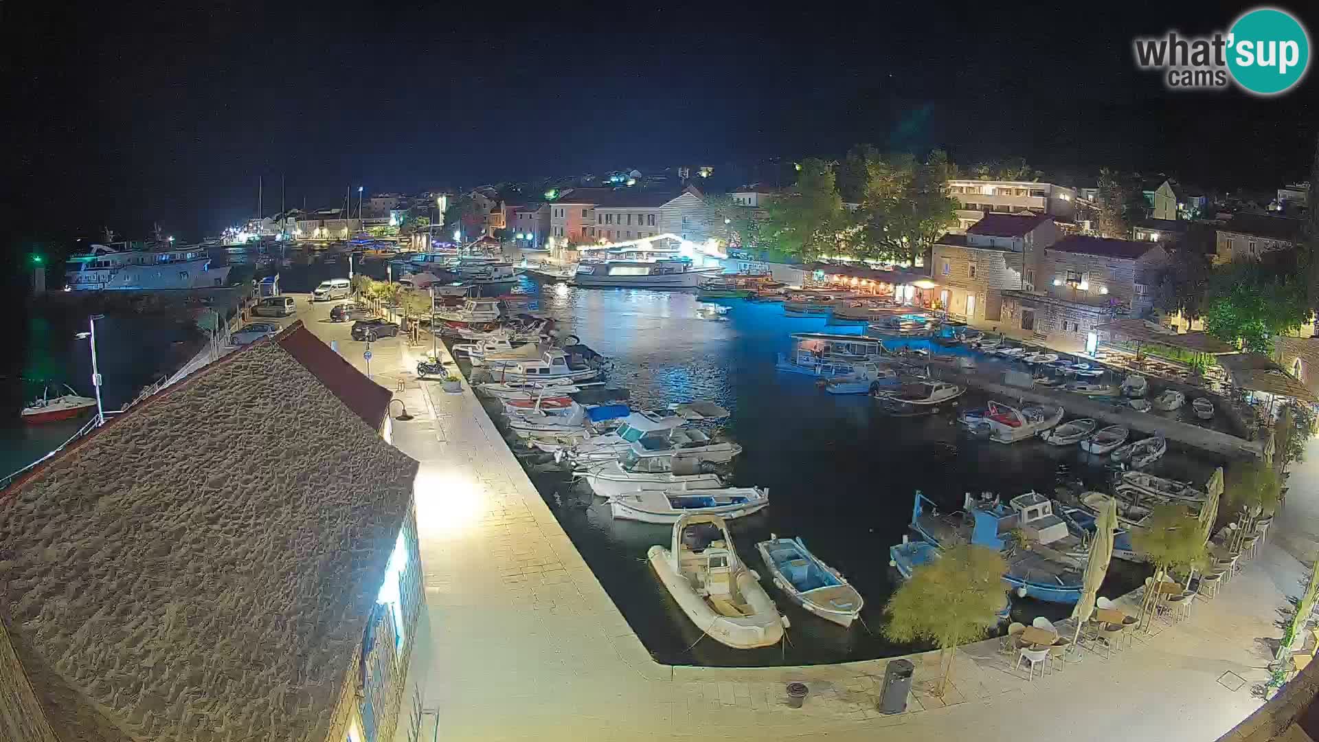 Web kamera Bol Riva – Pogled uživo na luku i marinu