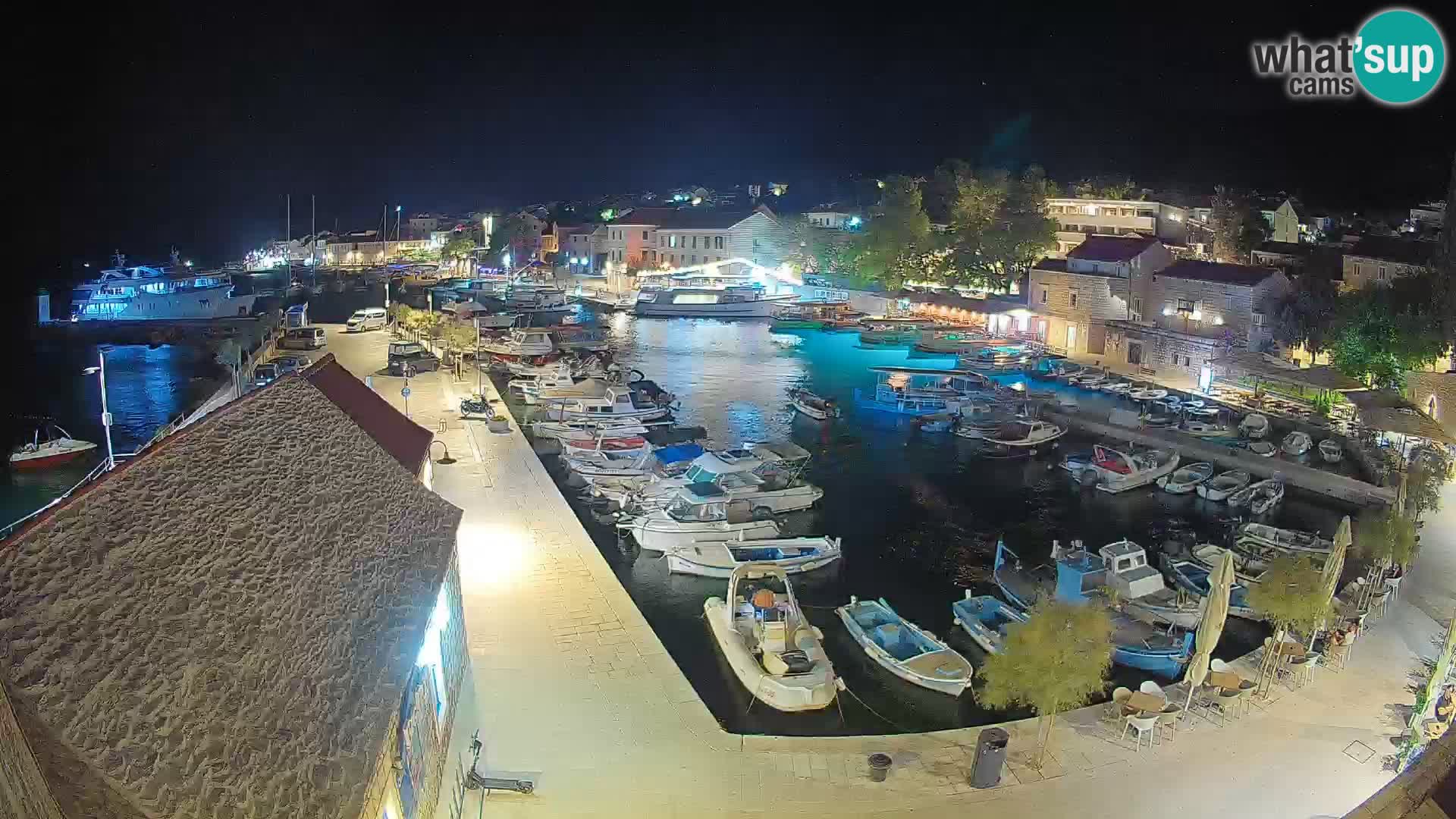 Web kamera Bol Riva – Pogled uživo na luku i marinu