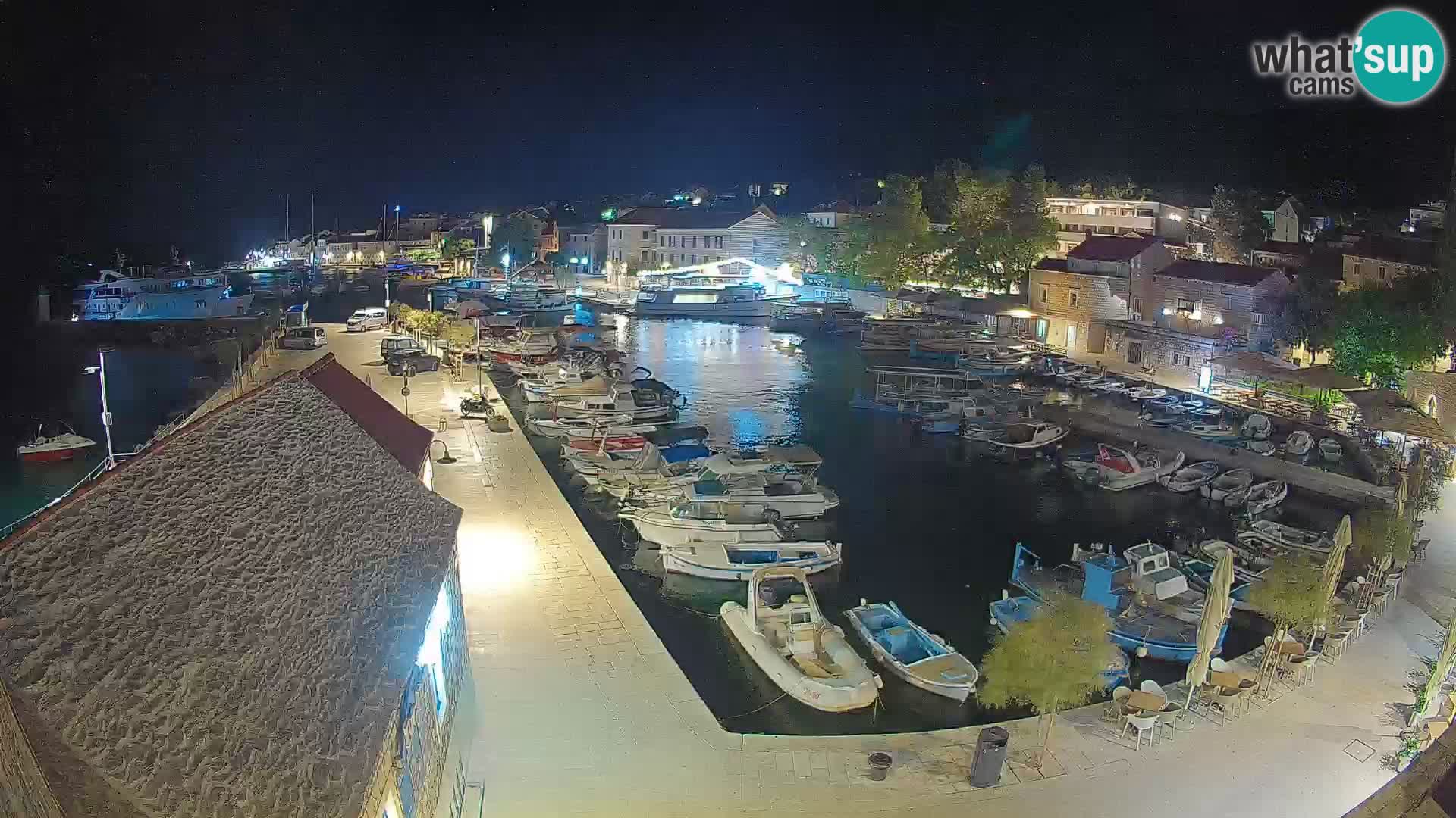 Web kamera Bol Riva – Pogled uživo na luku i marinu