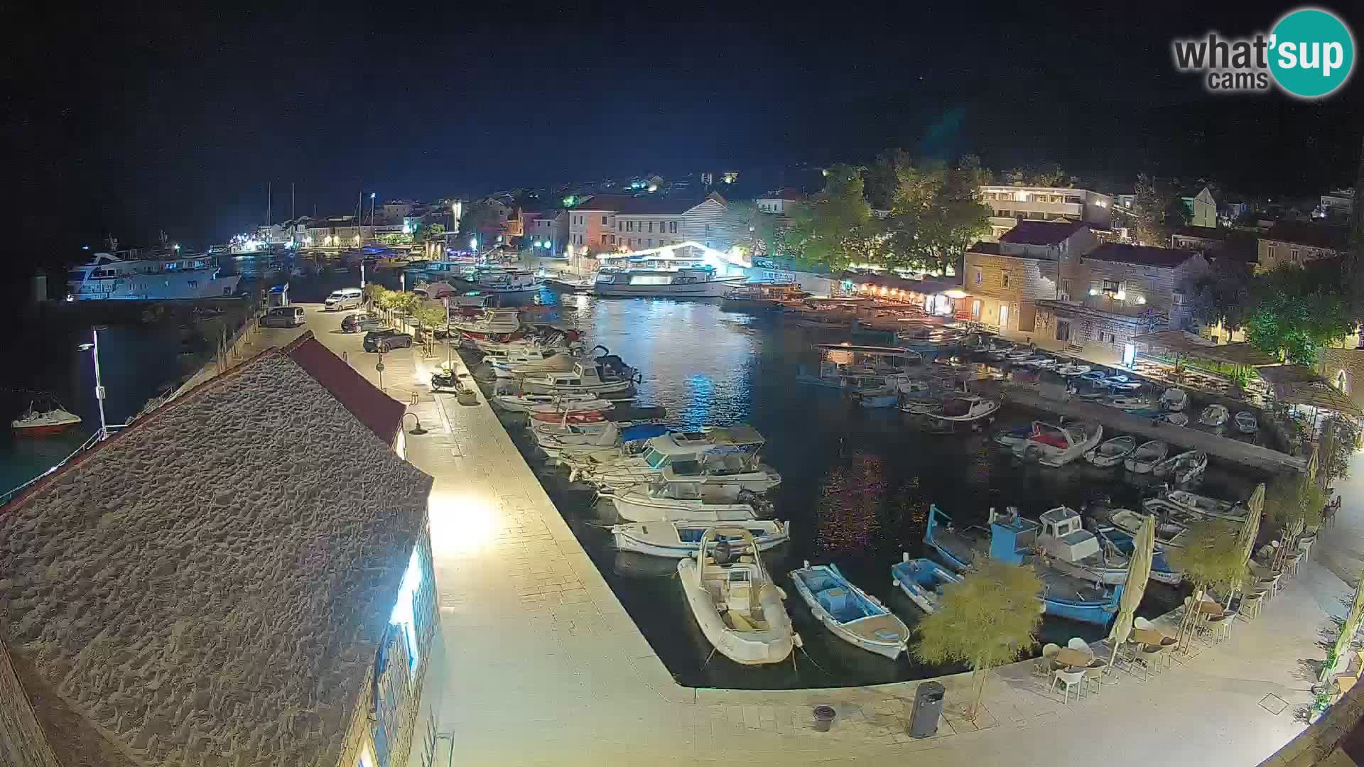 Spletna kamera Bol pristanišče – Pogled v živo na Rivo in marino