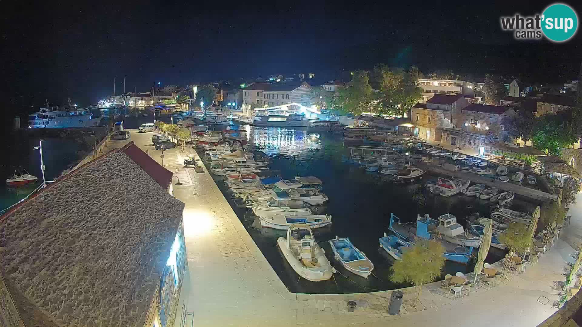 Web kamera Bol Riva – Pogled uživo na luku i marinu
