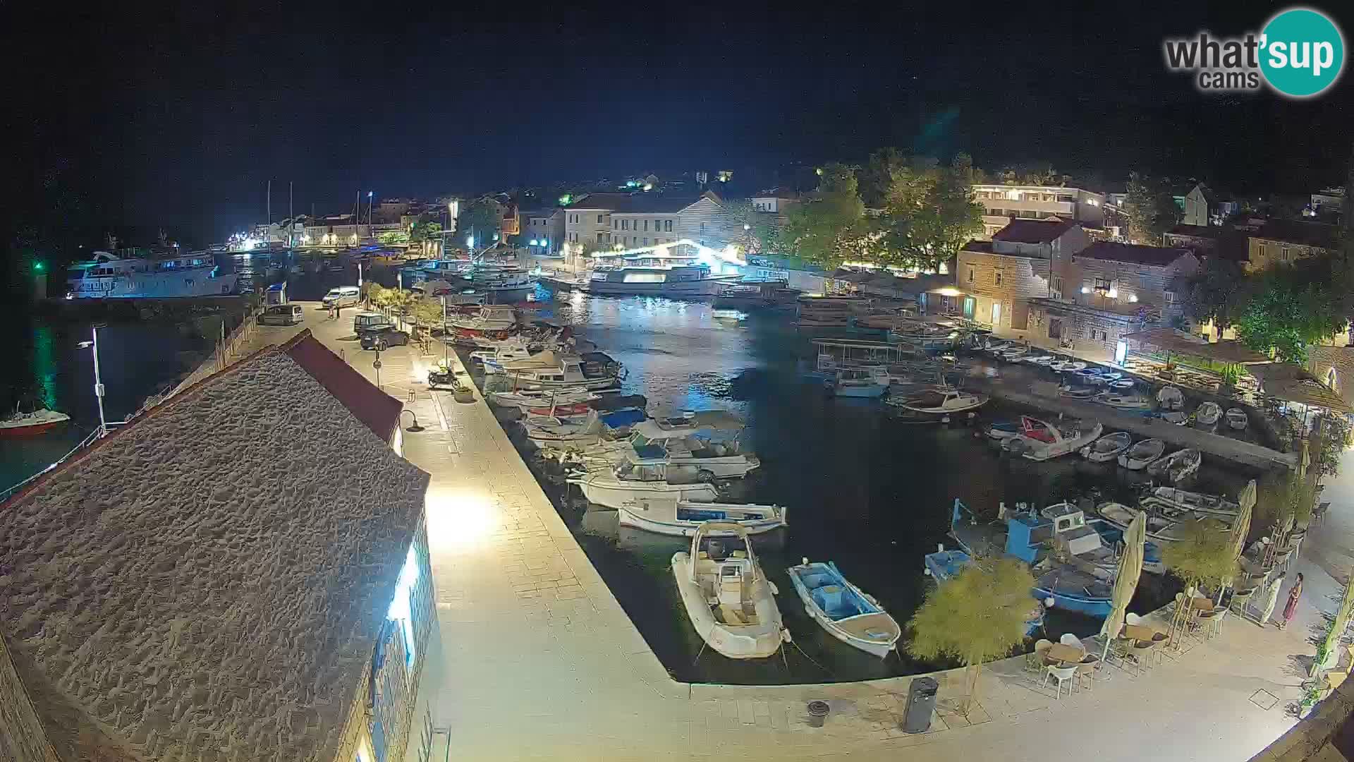 Spletna kamera Bol pristanišče – Pogled v živo na Rivo in marino