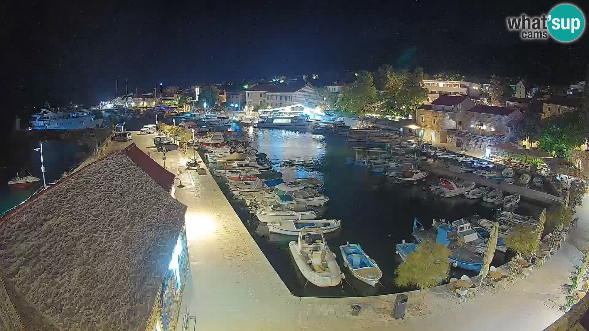 Web kamera Bol Riva – Pogled uživo na luku i marinu