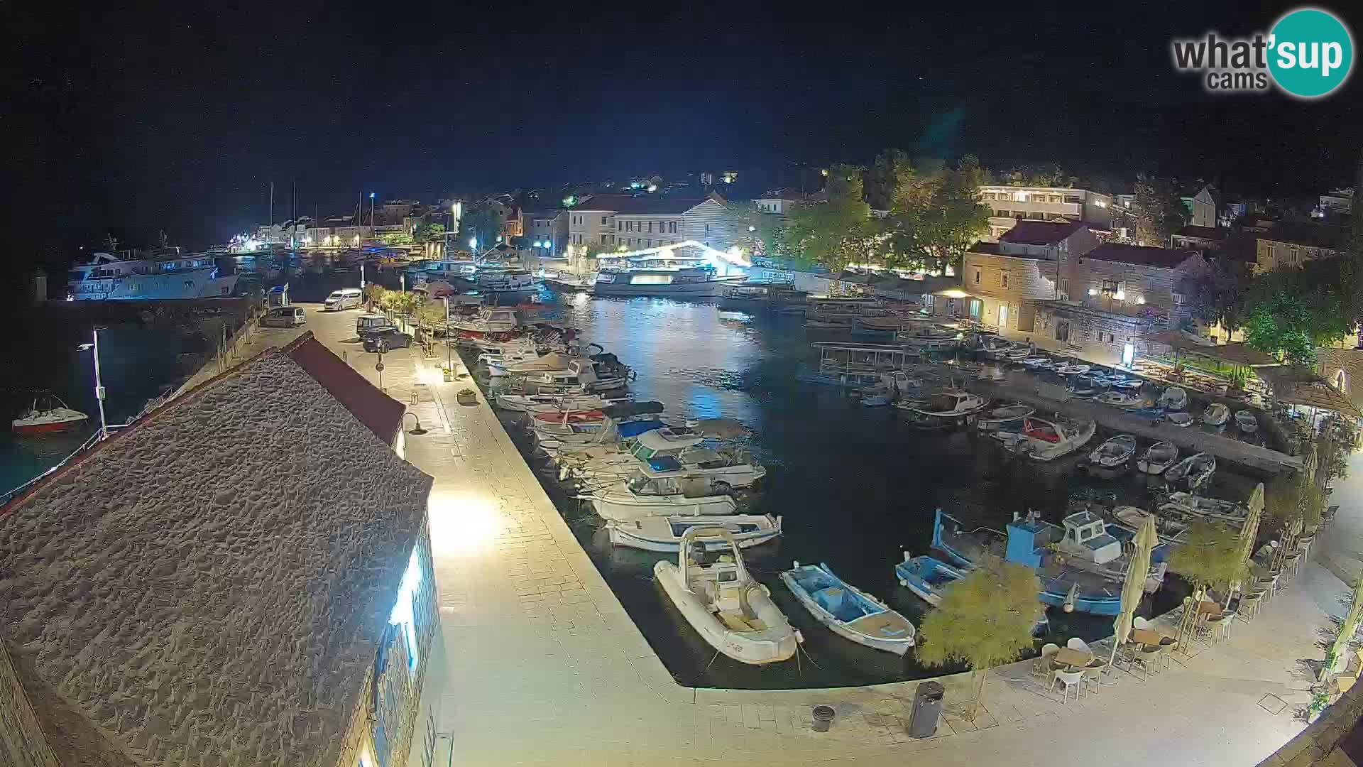 Web kamera Bol Riva – Pogled uživo na luku i marinu