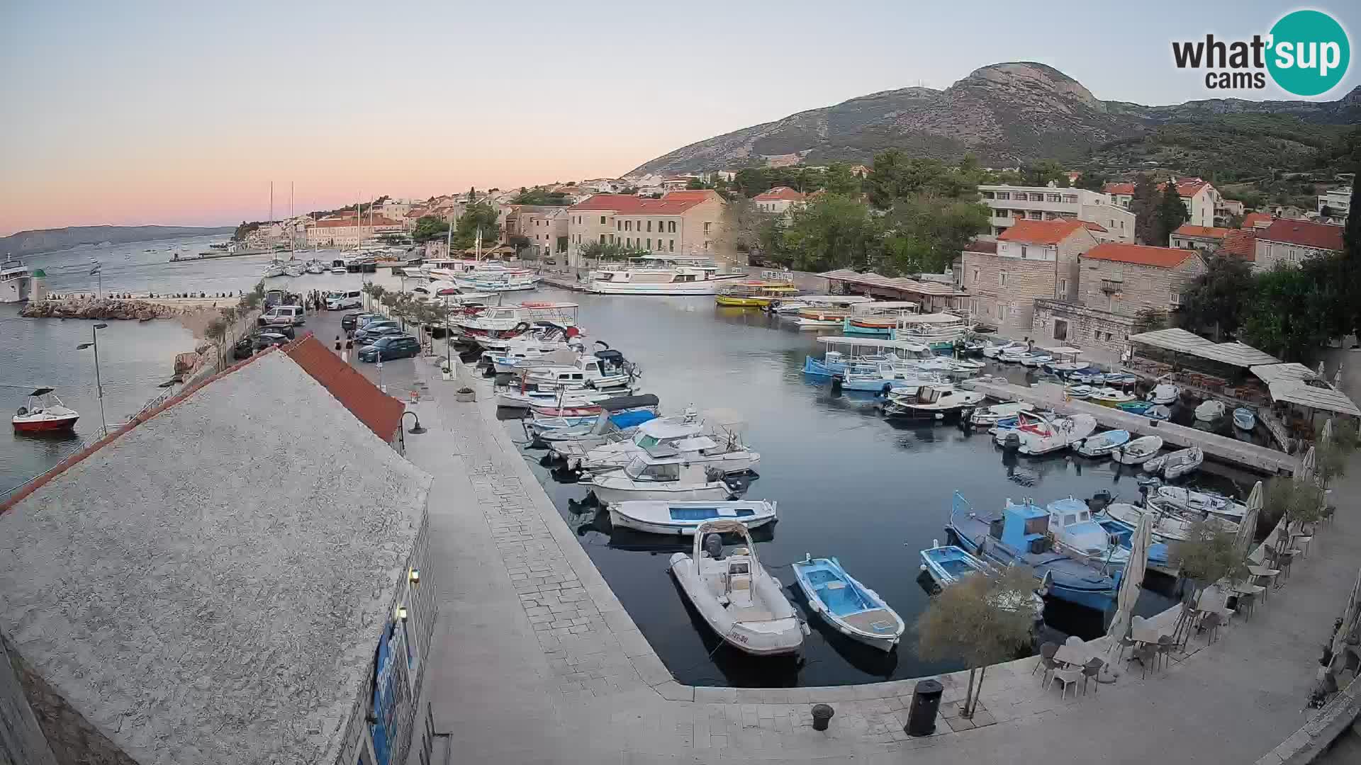 Web kamera Bol Riva – Pogled uživo na luku i marinu