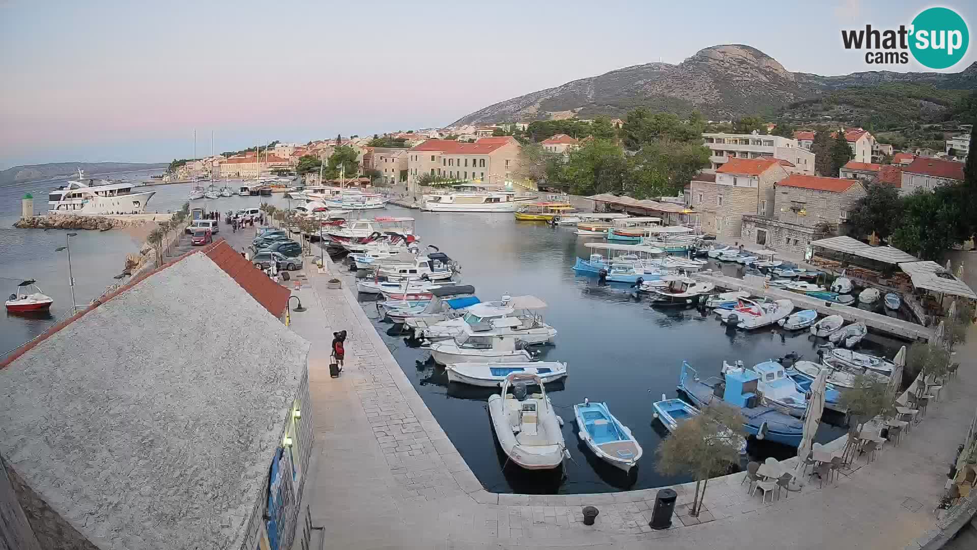 Spletna kamera Bol pristanišče – Pogled v živo na Rivo in marino