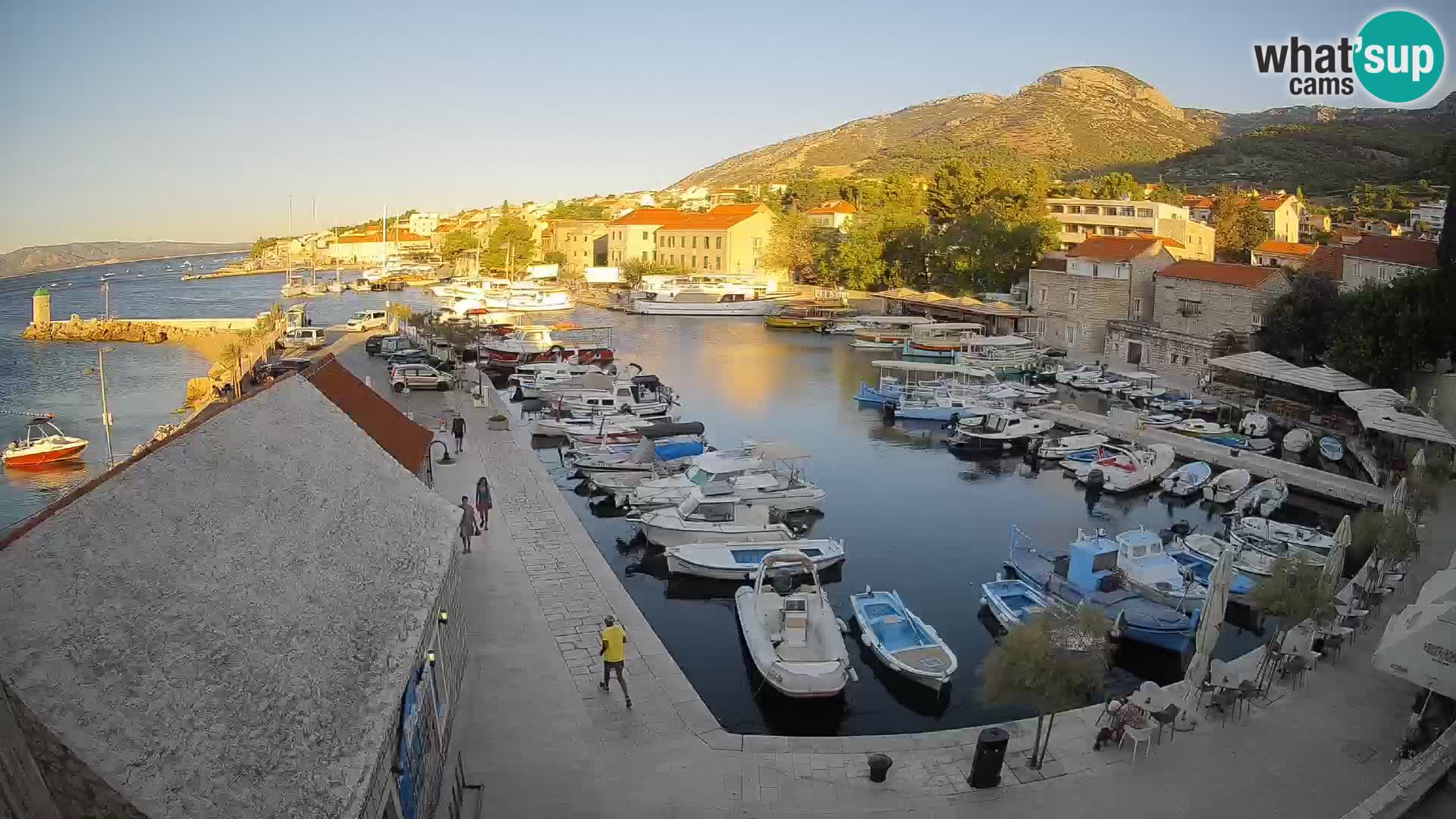Web kamera Bol Riva – Pogled uživo na luku i marinu