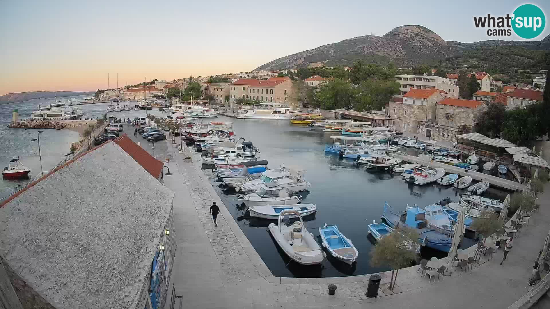 Spletna kamera Bol pristanišče – Pogled v živo na Rivo in marino