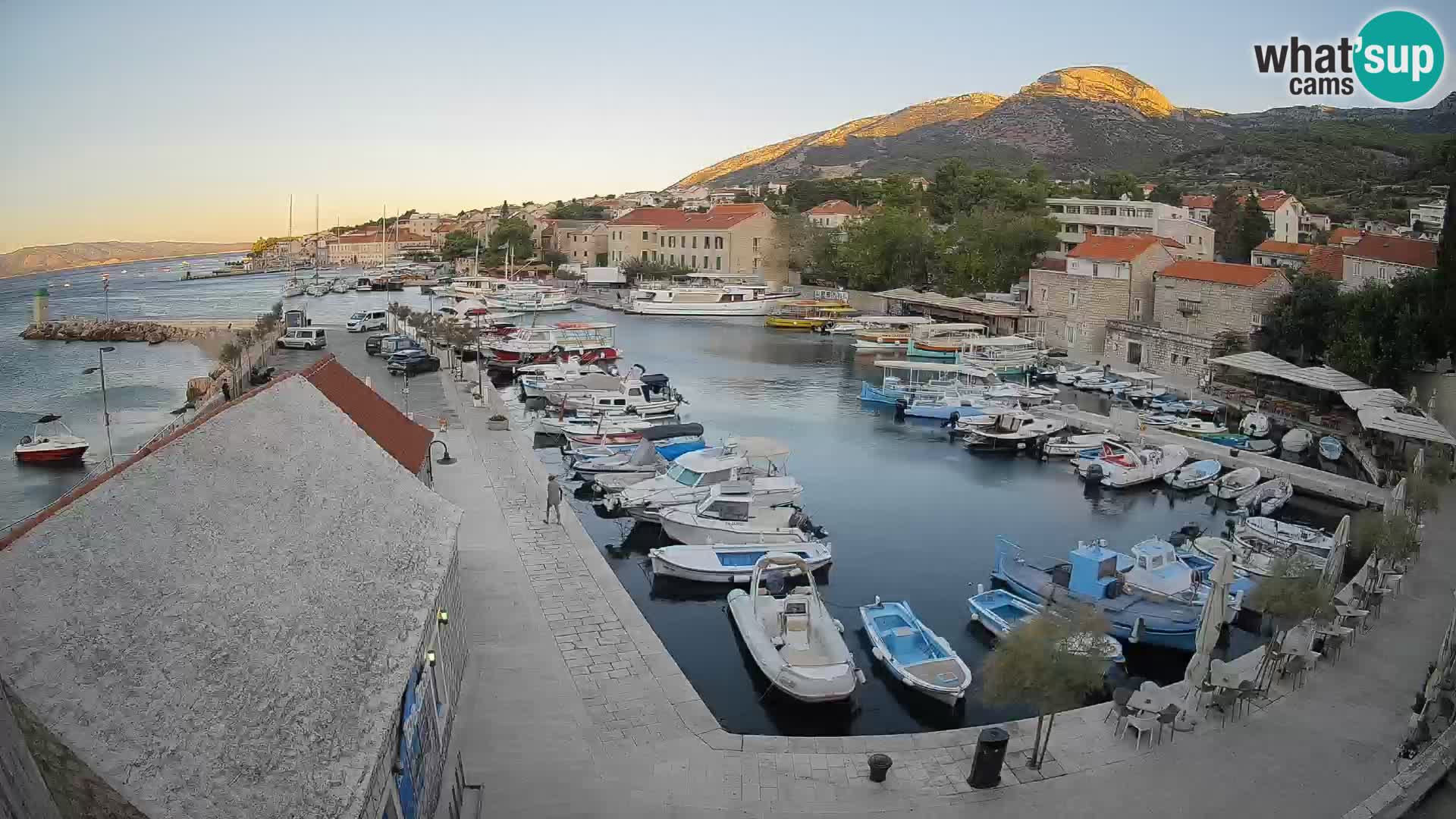 Web kamera Bol Riva – Pogled uživo na luku i marinu