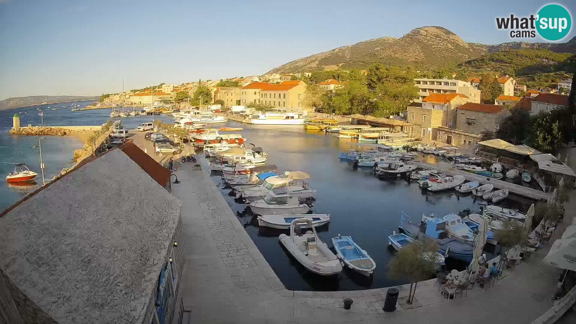 Spletna kamera Bol pristanišče – Pogled v živo na Rivo in marino