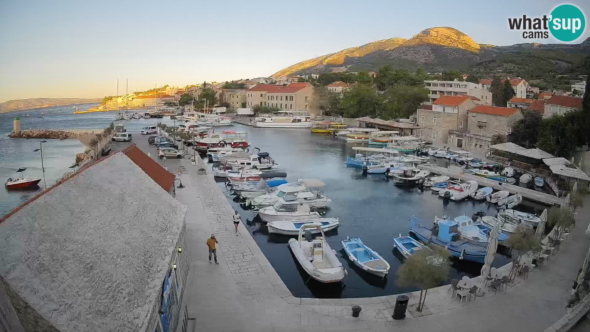 Web kamera Bol Riva – Pogled uživo na luku i marinu