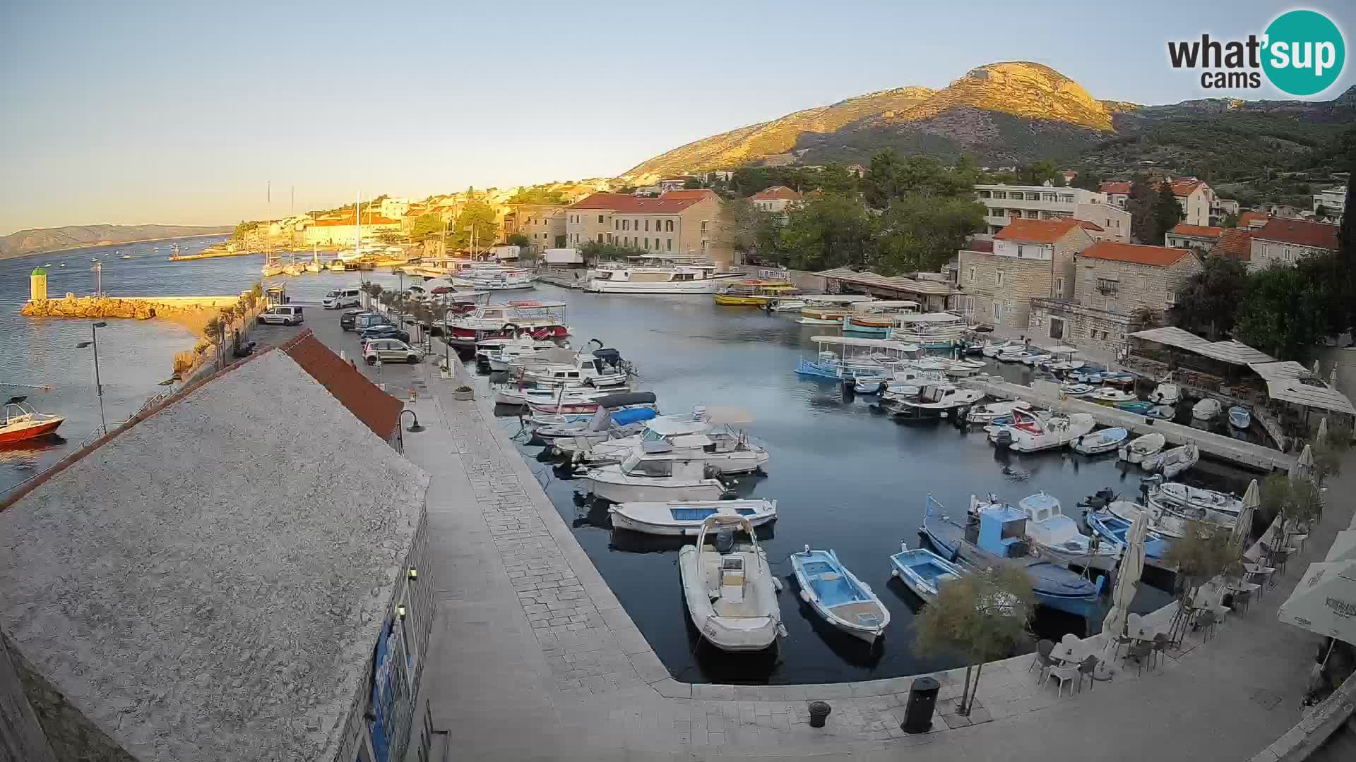 Web kamera Bol Riva – Pogled uživo na luku i marinu
