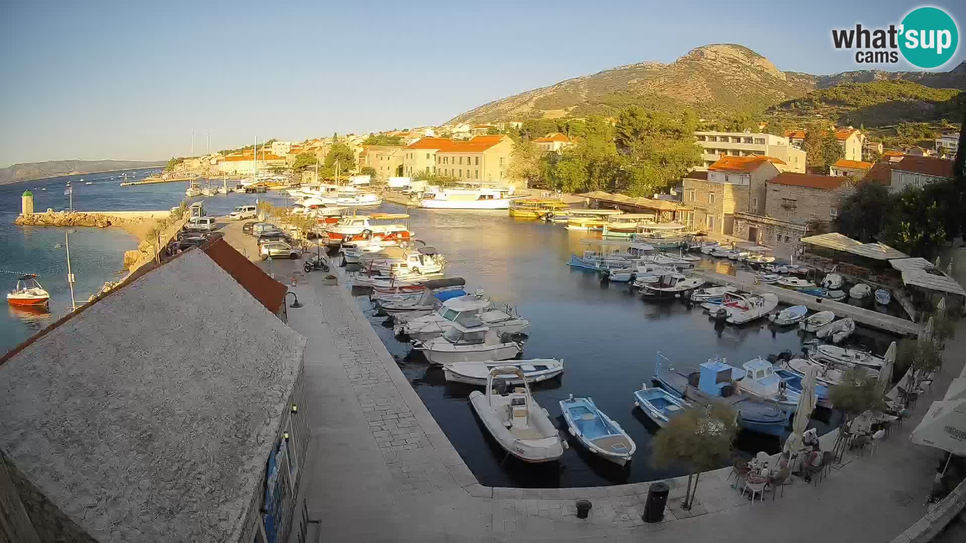 Web kamera Bol Riva – Pogled uživo na luku i marinu