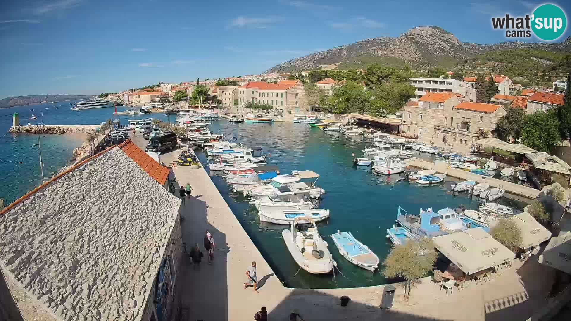 Spletna kamera Bol pristanišče – Pogled v živo na Rivo in marino