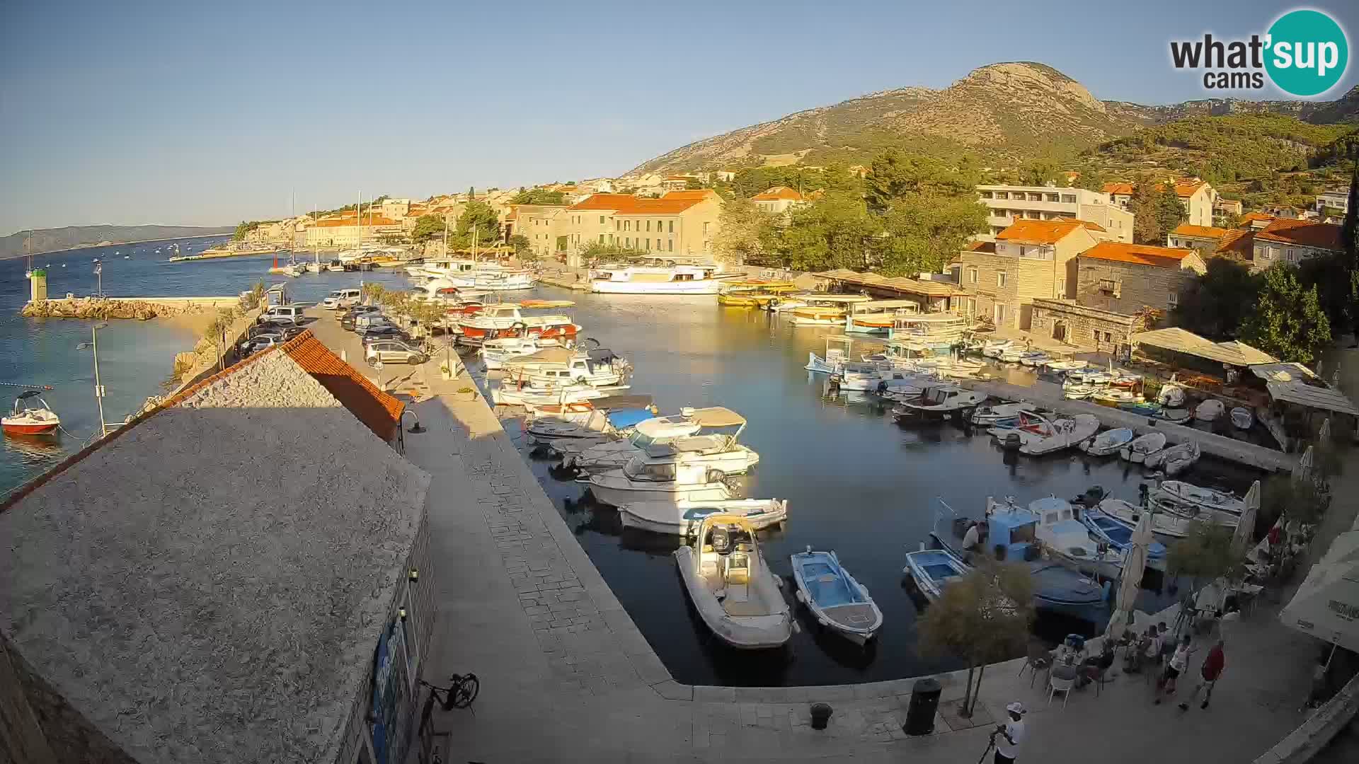 Spletna kamera Bol pristanišče – Pogled v živo na Rivo in marino
