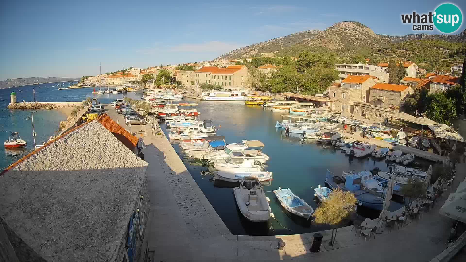 Spletna kamera Bol pristanišče – Pogled v živo na Rivo in marino
