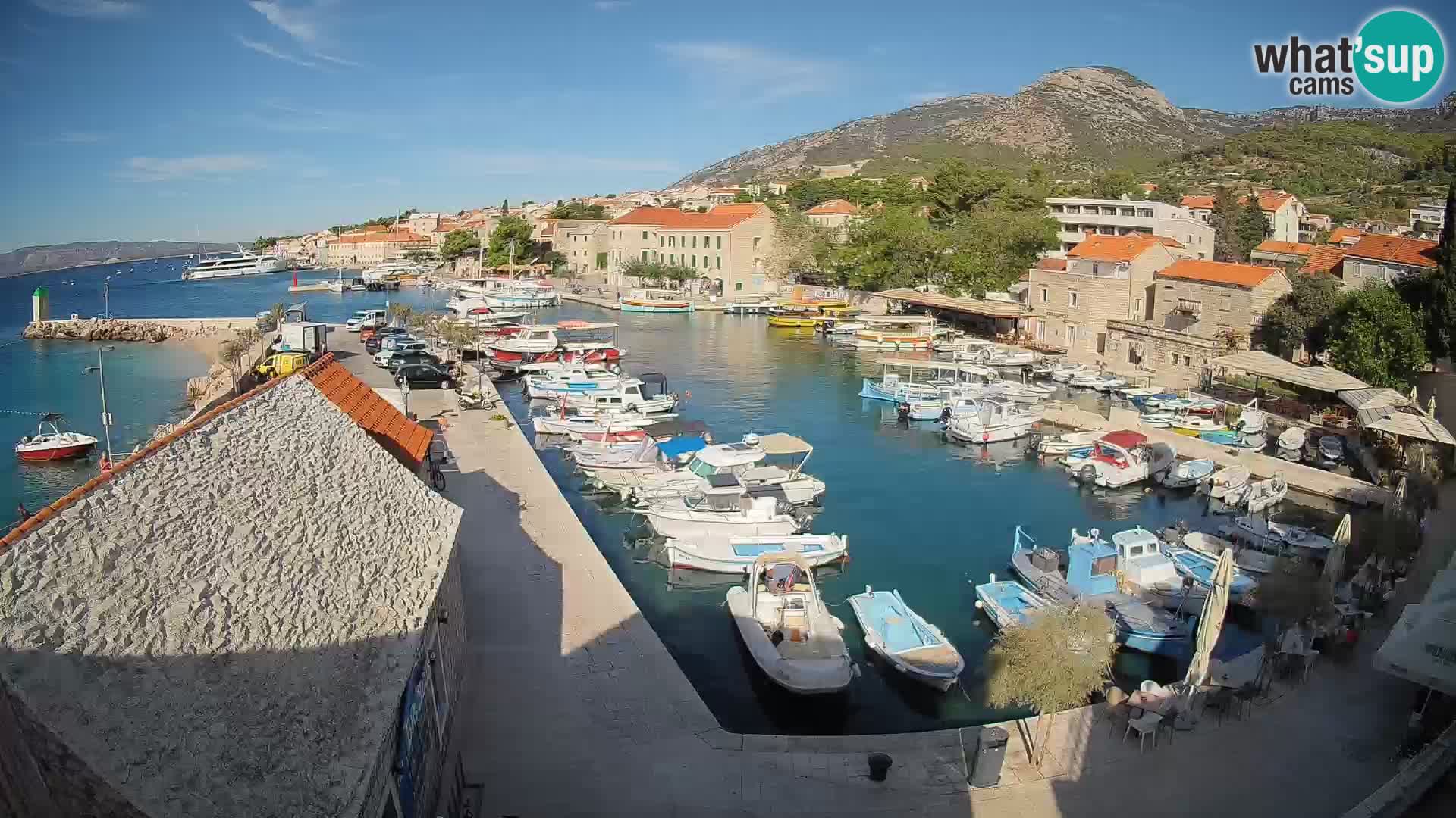 Web kamera Bol Riva – Pogled uživo na luku i marinu