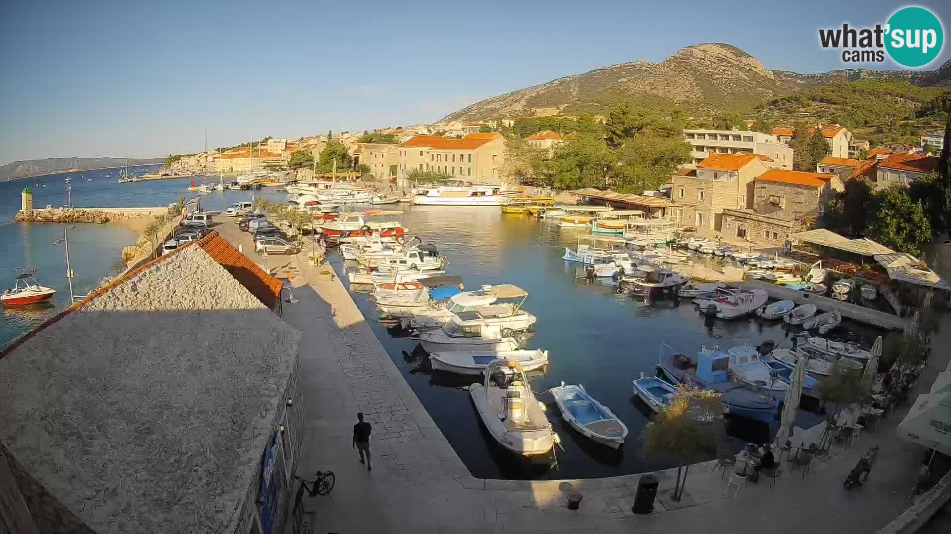 Spletna kamera Bol pristanišče – Pogled v živo na Rivo in marino